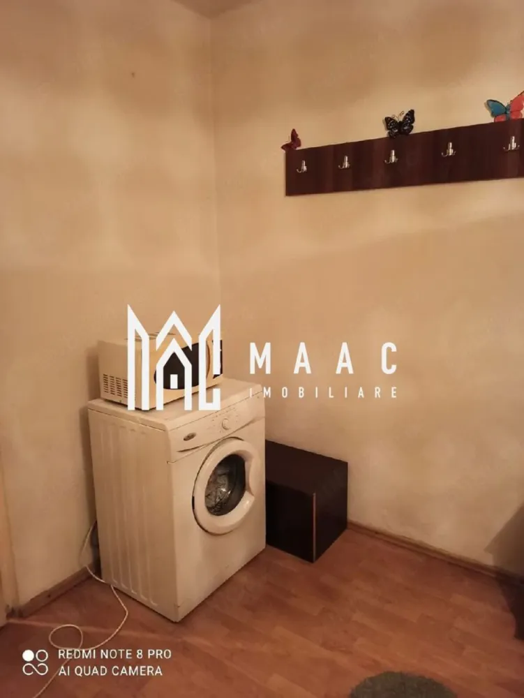 Apartament 1 Camera I Etaj 1/4 I Zona Vasile Aaron - Se oferă spre vânzare apartament cu 1 cameră, situat la etajul 1 din 4 al unui imobil amplasat în zona Vasile Aaron, o locație apreciată pentru accesibilitate și proximitatea față de toate facilitățile importante ale orașului.

Locuința este complet mobilată și utilată, fiind ideală atât pentru locuire proprie, cât și pentru investiție.

Caracteristici:
1 cameră
Etaj 1 din 4
Complet mobilat și utilat
Compartimentare practică
Apartament bine întreținut
Disponibil imediat

Avantaje:
Ideal pentru investiție / închiriere
Potrivit pentru persoane singure sau cupluri
Mutare imediată, fără investiții suplimentare
Zonă bine conectată la transport public, magazine și puncte de interes
Etaj inferior, foarte căutat pentru accesibilitate și confort

Localizare:
Zona Vasile Aaron
Aproape de magazine, stații de autobuz, farmacii și alte facilități urbane

O proprietate practică și accesibilă, perfectă pentru cei care caută o locuință eficientă sau o investiție sigură într-o zonă bine cotată din Sibiu.

Pentru informati si vizionari: CP3080142