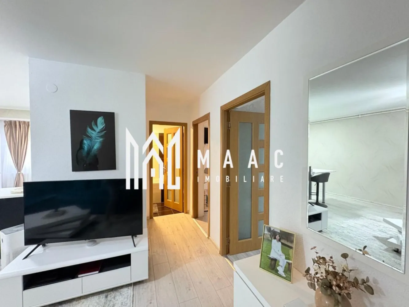 Apartament 3 Camere I Parter I Ștrand I Zona Parc Belvedere - MAAC Imobiliare va propune spre vânzare un apartament cu 3 camere in Ștrand.

Apartamentul, situat la parter, într-o zonă liniștită , dispune de 2 dormitoare,living , bucătărie ,baie cu geam.

Se preda mobilat și utilat, gata de mutare. 
Beneficiază de două balcoane închise.

Pentru mai multe detalii sau vizionare precizați telefonic ca ați văzut anunțul cu ID CP2855751