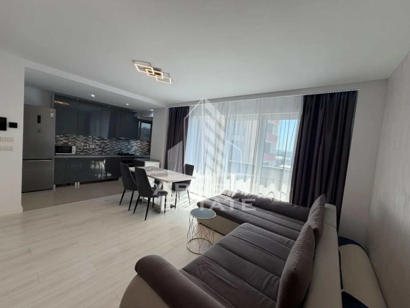Apartament cu 2 camere de vânzare, Iris, Zona Aradului, Timisoara - ro] Agenţia imobiliara Apostu Estate va propune spre vânzare un apartament nou cu 2 camere ,situat în zona Calea Aradului , Complexul Iris , una dintre cele mai căutate zone din Timisoara . Ideal atât pentru locuinţa proprie , cat si pentru investiţie

Imobilul este amplasat la etajul 6 din 11 cu o privelişte frumoasa şi beneficiază de o suprafaţă utila de 57,5 mp si un balcon mare 

Compartimentare :
-Living open space cu bucataria mobilate 
-Dormitor cu dressing 
-Baie cu cada
-Balcon deschis

Apartamentul se vinde mobilat , conform pozelor 

Beneficii suplimentare :
- Compartimentare moderna şi funcţională
- Zona excelenta pentru locuit sau investiţie
-Loc de parcare subteran inclus in pret

Vecinătăţi :
-Lidl
-Decatlon 
-Auchan
-Facultatea de medicina veterinara
-Mijloace de transport in comun

Pentru mai multe detalii si programarea unei vizionari , va stam cu drag la dispoziţie .

Agenţia imobiliara Apostu Estate vă oferă consultanta bancara gratuita prin intermediul colaboratorilor noştri pentru alegerea celui mai potrivit tip de credit , astfel încât tu să devii noul proprietar al acestui apartament
ID INTERN: CP3190903