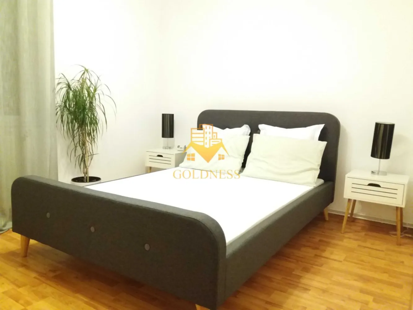 2 camere, Gheorgheni, Interservisan, Iulius Mall, Unirii, Slănic - GOLDNESS Imobiliare vă propune spre închiriere un apartament cu 2 camere complet mobilat și utilat, la etajul 3 într-un imobil de 10 etaje, în Cartierul Gheorgheni.
Posibilitate de loc de parcare în zona la liber.
Se află în apropierea stațiilor de transport în comun, magazine, restaurante, spații verzi, farmacii, etc. 

Apartamentul este compartimentat astfel:
 - dormitor cu pat matrimonial, dressing, noptiere
 - living cu canapea extensibilă 
 - bucătărie complet utilată și mobilată, loc de servit masa 
 - baie cu cada, calorifer port prosop și dulap pentru depozitare.
 - balcon 7mp.

Imobilul este dotat cu toate cele necesare- centrală proprie, frigider, aragaz, hotă, mașină de spălat haine, etc. 

Dacă sunteți interesați de acest apartament și doriți să îl vizionați, dar și pentru alte oferte nu ezitați să ne contactați telefonic sau prin e-mail. Vă stăm la dispoziție!
Pentru intermediere se percepe un comision de 50% din prețul chiriei!