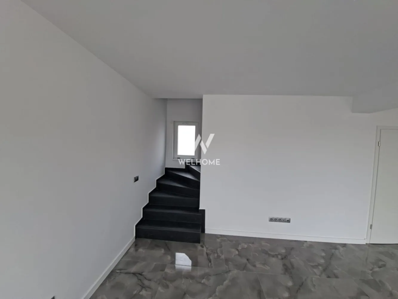 Casa finisata LA CHEIE, Cristian, Sibiu - Descoperă o casă la cheie, cu finisaje moderne și atenție la fiecare detaliu, ideală pentru o familie care își dorește confort, funcționalitate și un stil de viață echilibrat.
Proprietatea este inteligent compartimentată și oferă 5 camere:
3 dormitoare luminoase, perfecte pentru odihnă și intimitate
1 birou, ideal pentru work from home
2 băi moderne, amenajate cu bun gust
Living generos cu bucătărie open-space, un spațiu primitor pentru momentele petrecute împreună
Casa beneficiază de pompă de căldură și încălzire în pardoseală, asigurând un confort termic excelent și costuri reduse de întreținere, indiferent de sezon.
În plus, dispune de o curte privată de 70 mp, perfectă pentru relaxare, joacă sau seri petrecute în aer liber, precum și de 2 locuri de parcare.

✨ O locuință modernă, practică și primitoare – gata să devină „acasă”.
Vizionari: 0743292794