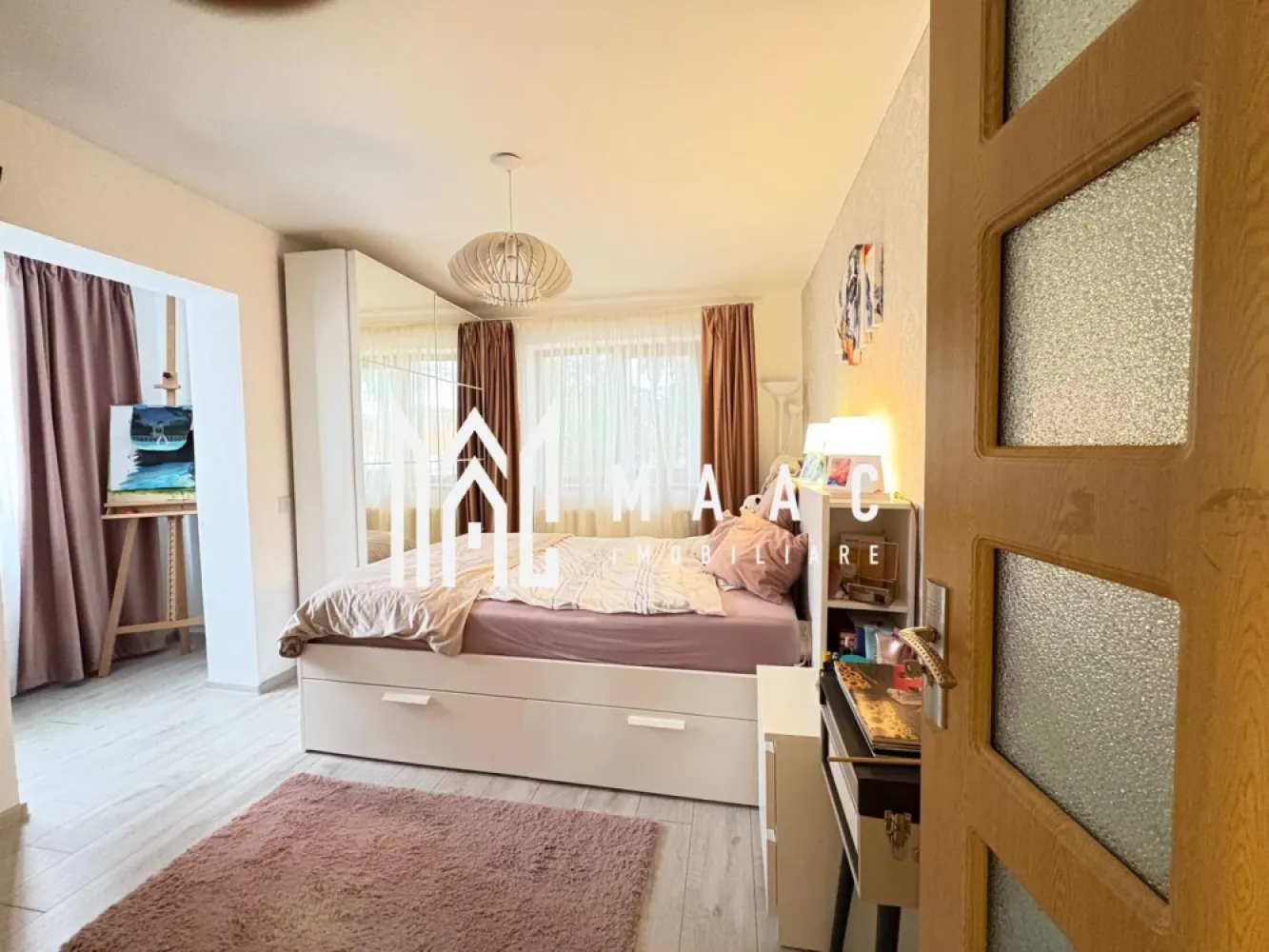 Apartament 3 Camere I Parter I Ștrand I Zona Parc Belvedere - MAAC Imobiliare va propune spre vânzare un apartament cu 3 camere in Ștrand.

Apartamentul, situat la parter, într-o zonă liniștită , dispune de 2 dormitoare,living , bucătărie ,baie cu geam.

Se preda mobilat și utilat, gata de mutare. 
Beneficiază de două balcoane închise.

Pentru mai multe detalii sau vizionare precizați telefonic ca ați văzut anunțul cu ID CP2855751