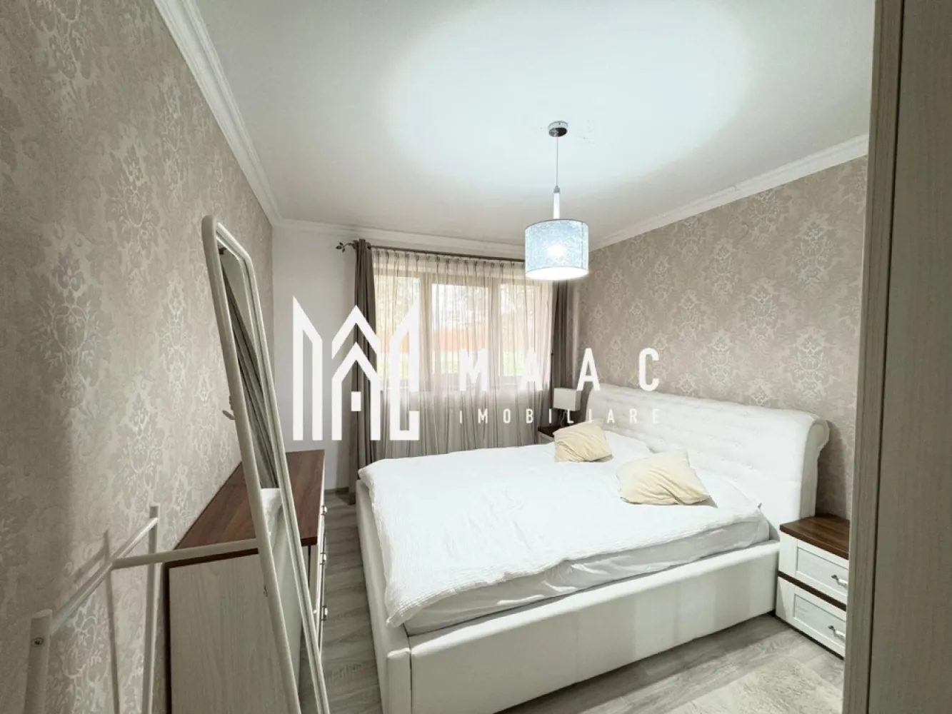 Apartament 3 Camere I Parter I Ștrand I Zona Parc Belvedere - MAAC Imobiliare va propune spre vânzare un apartament cu 3 camere in Ștrand.

Apartamentul, situat la parter, într-o zonă liniștită , dispune de 2 dormitoare,living , bucătărie ,baie cu geam.

Se preda mobilat și utilat, gata de mutare. 
Beneficiază de două balcoane închise.

Pentru mai multe detalii sau vizionare precizați telefonic ca ați văzut anunțul cu ID CP2855751