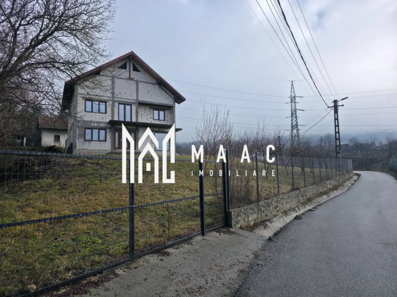 Casa Daesti | Teren 1500MP - Casă P+E+M cu teren 1.500 mp – Dăești, jud. Vâlcea
Maac Imobiliare vă propune spre vânzare o proprietate aflată în stadiu de construcție, situată în comuna Dăești, la aproximativ 12 km de centrul municipiului Râmnicu Vâlcea, într-o zonă liniștită, cu acces facil către oraș.
Imobilul este amplasat pe un teren generos de 1.500 mp, complet împrejmuit, oferind intimitate și multiple posibilități de amenajare (curte, grădină, piscină, foișor, anexă etc.).
Caracteristici construcție
Regim de înălțime: Parter + Etaj + Mansardă
Suprafață construită: 110 mp / nivel
Structură solidă, potrivită pentru locuință unifamilială sau investiție
Mansarda este necompartimentată, oferind libertate totală de amenajare (spațiu locuibil, birou, hobby room, depozitare etc.)
Compartimentare
Parter:
Living generos
2 camere
Baie
Etaj:
3 dormitoare
Baie
Bucătăria a fost proiectată într-o construcție anexă, dar există posibilitatea de reconfigurare a spațiului și amenajare în camera adiacentă livingului de la parter.
Proprietatea a fost concepută pentru două accese separate (parter și etaj), inclusiv cu posibilitatea realizării unei scări exterioare, ceea ce permite utilizarea ca două unități locative independente (ideal pentru investiție sau familie extinsă).
Utilități și dotări
Instalație electrică complet realizată
Instalație sanitară finalizată la parter, cu apă funcțională
Tâmplărie PVC QFORT, profil 4 camere
Conductă de gaze realizată la poartă, cu punere în funcțiune în curs
Avantaje
Teren generos, rar întâlnit în zonă
Potențial ridicat de personalizare și finalizare după preferințe
Posibilitate de compartimentare pentru două locuințe
Zonă liniștită, cu acces rapid către Râmnicu Vâlcea
Preț: 180.000 €