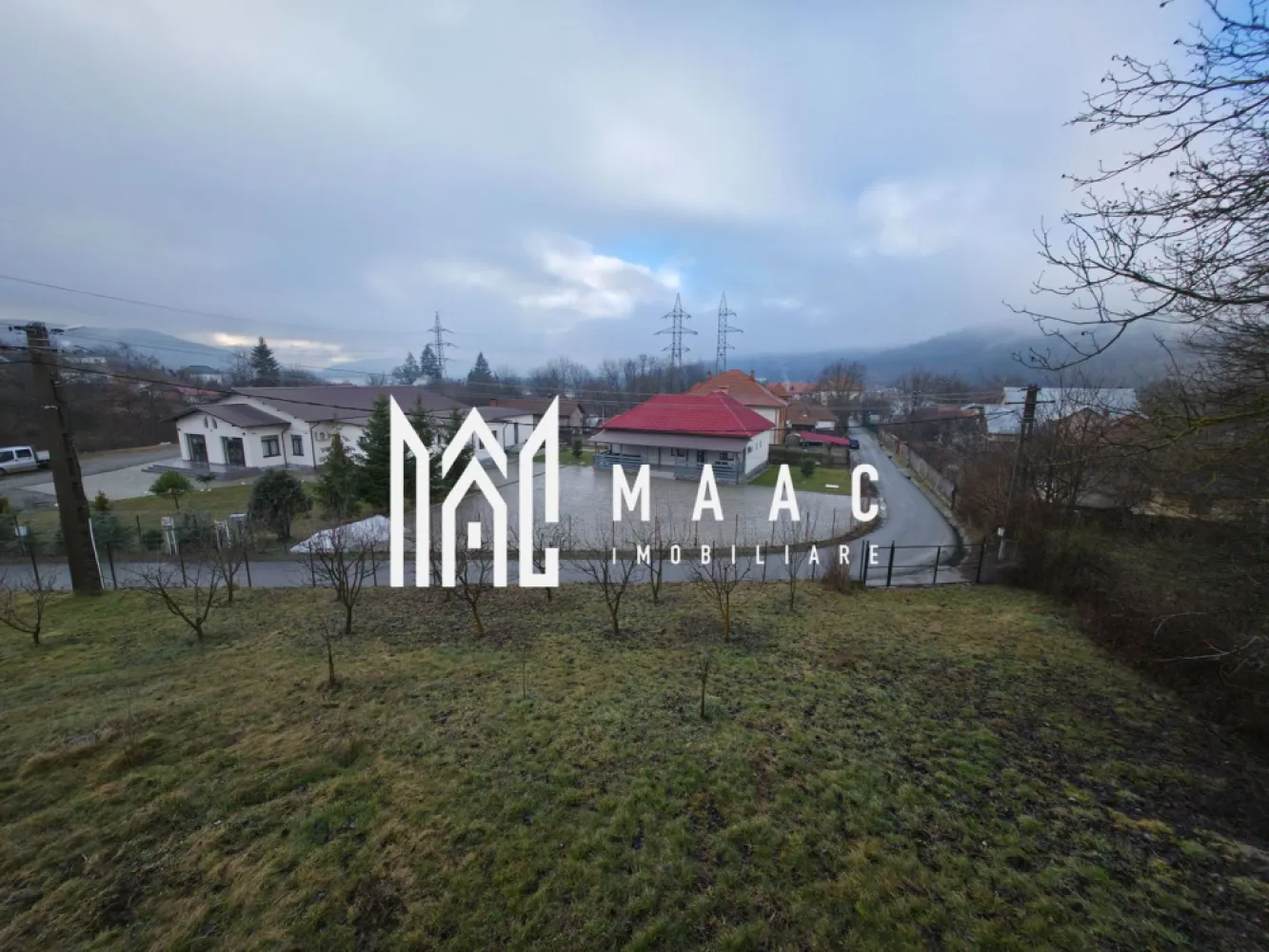 Casa Daesti | Teren 1500MP - Casă P+E+M cu teren 1.500 mp – Dăești, jud. Vâlcea
Maac Imobiliare vă propune spre vânzare o proprietate aflată în stadiu de construcție, situată în comuna Dăești, la aproximativ 12 km de centrul municipiului Râmnicu Vâlcea, într-o zonă liniștită, cu acces facil către oraș.
Imobilul este amplasat pe un teren generos de 1.500 mp, complet împrejmuit, oferind intimitate și multiple posibilități de amenajare (curte, grădină, piscină, foișor, anexă etc.).
Caracteristici construcție
Regim de înălțime: Parter + Etaj + Mansardă
Suprafață construită: 110 mp / nivel
Structură solidă, potrivită pentru locuință unifamilială sau investiție
Mansarda este necompartimentată, oferind libertate totală de amenajare (spațiu locuibil, birou, hobby room, depozitare etc.)
Compartimentare
Parter:
Living generos
2 camere
Baie
Etaj:
3 dormitoare
Baie
Bucătăria a fost proiectată într-o construcție anexă, dar există posibilitatea de reconfigurare a spațiului și amenajare în camera adiacentă livingului de la parter.
Proprietatea a fost concepută pentru două accese separate (parter și etaj), inclusiv cu posibilitatea realizării unei scări exterioare, ceea ce permite utilizarea ca două unități locative independente (ideal pentru investiție sau familie extinsă).
Utilități și dotări
Instalație electrică complet realizată
Instalație sanitară finalizată la parter, cu apă funcțională
Tâmplărie PVC QFORT, profil 4 camere
Conductă de gaze realizată la poartă, cu punere în funcțiune în curs
Avantaje
Teren generos, rar întâlnit în zonă
Potențial ridicat de personalizare și finalizare după preferințe
Posibilitate de compartimentare pentru două locuințe
Zonă liniștită, cu acces rapid către Râmnicu Vâlcea
Preț: 180.000 €