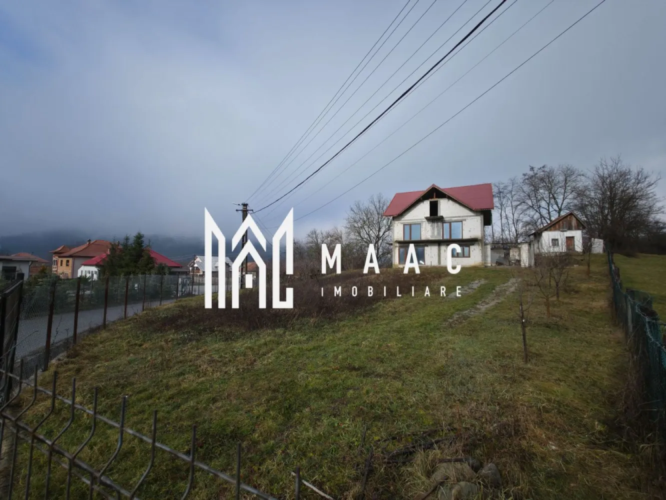 Casa Daesti | Teren 1500MP - Casă P+E+M cu teren 1.500 mp – Dăești, jud. Vâlcea
Maac Imobiliare vă propune spre vânzare o proprietate aflată în stadiu de construcție, situată în comuna Dăești, la aproximativ 12 km de centrul municipiului Râmnicu Vâlcea, într-o zonă liniștită, cu acces facil către oraș.
Imobilul este amplasat pe un teren generos de 1.500 mp, complet împrejmuit, oferind intimitate și multiple posibilități de amenajare (curte, grădină, piscină, foișor, anexă etc.).
Caracteristici construcție
Regim de înălțime: Parter + Etaj + Mansardă
Suprafață construită: 110 mp / nivel
Structură solidă, potrivită pentru locuință unifamilială sau investiție
Mansarda este necompartimentată, oferind libertate totală de amenajare (spațiu locuibil, birou, hobby room, depozitare etc.)
Compartimentare
Parter:
Living generos
2 camere
Baie
Etaj:
3 dormitoare
Baie
Bucătăria a fost proiectată într-o construcție anexă, dar există posibilitatea de reconfigurare a spațiului și amenajare în camera adiacentă livingului de la parter.
Proprietatea a fost concepută pentru două accese separate (parter și etaj), inclusiv cu posibilitatea realizării unei scări exterioare, ceea ce permite utilizarea ca două unități locative independente (ideal pentru investiție sau familie extinsă).
Utilități și dotări
Instalație electrică complet realizată
Instalație sanitară finalizată la parter, cu apă funcțională
Tâmplărie PVC QFORT, profil 4 camere
Conductă de gaze realizată la poartă, cu punere în funcțiune în curs
Avantaje
Teren generos, rar întâlnit în zonă
Potențial ridicat de personalizare și finalizare după preferințe
Posibilitate de compartimentare pentru două locuințe
Zonă liniștită, cu acces rapid către Râmnicu Vâlcea
Preț: 180.000 €