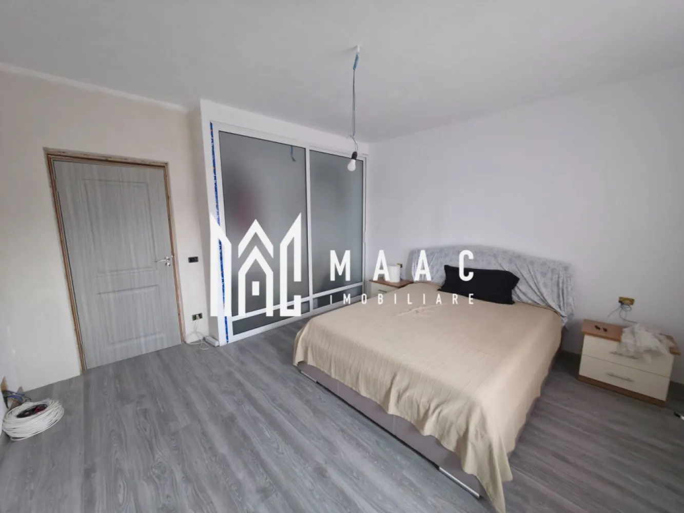 Casa Daesti | Teren 1500MP - Casă P+E+M cu teren 1.500 mp – Dăești, jud. Vâlcea
Maac Imobiliare vă propune spre vânzare o proprietate aflată în stadiu de construcție, situată în comuna Dăești, la aproximativ 12 km de centrul municipiului Râmnicu Vâlcea, într-o zonă liniștită, cu acces facil către oraș.
Imobilul este amplasat pe un teren generos de 1.500 mp, complet împrejmuit, oferind intimitate și multiple posibilități de amenajare (curte, grădină, piscină, foișor, anexă etc.).
Caracteristici construcție
Regim de înălțime: Parter + Etaj + Mansardă
Suprafață construită: 110 mp / nivel
Structură solidă, potrivită pentru locuință unifamilială sau investiție
Mansarda este necompartimentată, oferind libertate totală de amenajare (spațiu locuibil, birou, hobby room, depozitare etc.)
Compartimentare
Parter:
Living generos
2 camere
Baie
Etaj:
3 dormitoare
Baie
Bucătăria a fost proiectată într-o construcție anexă, dar există posibilitatea de reconfigurare a spațiului și amenajare în camera adiacentă livingului de la parter.
Proprietatea a fost concepută pentru două accese separate (parter și etaj), inclusiv cu posibilitatea realizării unei scări exterioare, ceea ce permite utilizarea ca două unități locative independente (ideal pentru investiție sau familie extinsă).
Utilități și dotări
Instalație electrică complet realizată
Instalație sanitară finalizată la parter, cu apă funcțională
Tâmplărie PVC QFORT, profil 4 camere
Conductă de gaze realizată la poartă, cu punere în funcțiune în curs
Avantaje
Teren generos, rar întâlnit în zonă
Potențial ridicat de personalizare și finalizare după preferințe
Posibilitate de compartimentare pentru două locuințe
Zonă liniștită, cu acces rapid către Râmnicu Vâlcea
Preț: 180.000 €