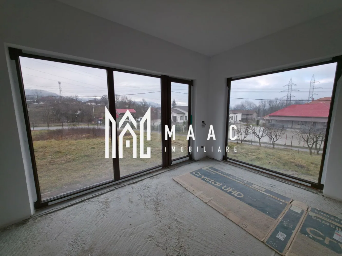 Casa Daesti | Teren 1500MP - Casă P+E+M cu teren 1.500 mp – Dăești, jud. Vâlcea
Maac Imobiliare vă propune spre vânzare o proprietate aflată în stadiu de construcție, situată în comuna Dăești, la aproximativ 12 km de centrul municipiului Râmnicu Vâlcea, într-o zonă liniștită, cu acces facil către oraș.
Imobilul este amplasat pe un teren generos de 1.500 mp, complet împrejmuit, oferind intimitate și multiple posibilități de amenajare (curte, grădină, piscină, foișor, anexă etc.).
Caracteristici construcție
Regim de înălțime: Parter + Etaj + Mansardă
Suprafață construită: 110 mp / nivel
Structură solidă, potrivită pentru locuință unifamilială sau investiție
Mansarda este necompartimentată, oferind libertate totală de amenajare (spațiu locuibil, birou, hobby room, depozitare etc.)
Compartimentare
Parter:
Living generos
2 camere
Baie
Etaj:
3 dormitoare
Baie
Bucătăria a fost proiectată într-o construcție anexă, dar există posibilitatea de reconfigurare a spațiului și amenajare în camera adiacentă livingului de la parter.
Proprietatea a fost concepută pentru două accese separate (parter și etaj), inclusiv cu posibilitatea realizării unei scări exterioare, ceea ce permite utilizarea ca două unități locative independente (ideal pentru investiție sau familie extinsă).
Utilități și dotări
Instalație electrică complet realizată
Instalație sanitară finalizată la parter, cu apă funcțională
Tâmplărie PVC QFORT, profil 4 camere
Conductă de gaze realizată la poartă, cu punere în funcțiune în curs
Avantaje
Teren generos, rar întâlnit în zonă
Potențial ridicat de personalizare și finalizare după preferințe
Posibilitate de compartimentare pentru două locuințe
Zonă liniștită, cu acces rapid către Râmnicu Vâlcea
Preț: 180.000 €