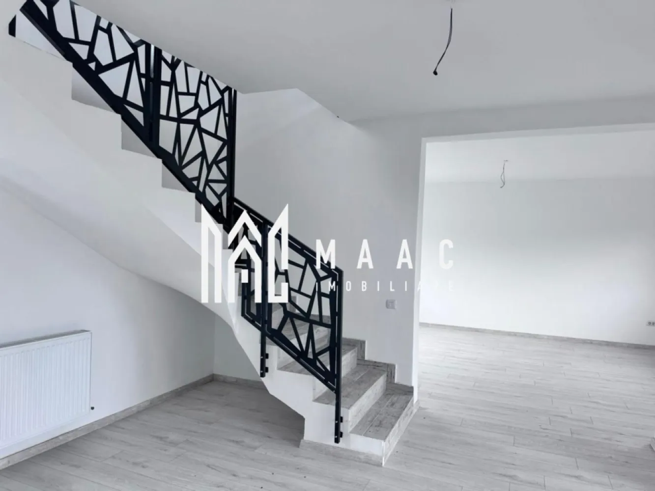 Casă modernă 138MP | Constructie noua - ID anunț: CP2920311 🏡 Lespezi Residence – Locuințe moderne într-o zonă cochetă din Râmnicu Vâlcea 📍 Strada Lespezi, Râmnicu Vâlcea Agenția MAAC Imobiliare vă prezintă o locuință modernă situată în ansamblul rezidențial Lespezi Residence, într-o zonă liniștită și elegantă, la doar câteva minute de centrul orașului. ✨ Caracteristici principale: Casă / apartament cu curte privată Loc de parcare inclus în preț 2 dormitoare luminoase 2 băi moderne 2 holuri spațioase (aprox. 14 mp fiecare) Living generos, ideal pentru familie 2 terase acoperite, perfecte pentru relaxare Încălzire în pardoseală Tâmplărie premium Salamander – izolare termică și fonică excelentă Compartimentare practică, adaptată stilului de viață modern 🏘️ Despre ansamblu – Lespezi Residence: Ansamblu exclusivist cu 6 case înșiruite Curți proprii – spațiu pentru relaxare și intimitate 3 case cu încălzire în pardoseală 3 case cu încălzire prin calorifere Zonă liniștită, cochetă, la doar 5 minute de centrul orașului Acces rapid către școli, magazine, restaurante și alte facilități urbane 💰 Preț: 160.000 € – TVA inclus (Prețuri în ansamblu începând de la această valoare) 📸 Imagini reale din șantier și randări 3D disponibile. 📞 Pentru detalii, vizionări sau rezervări, contactați agenția MAAC Imobiliare