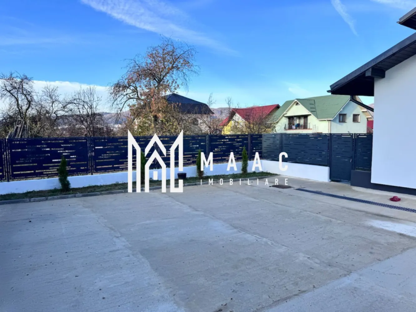 Casă modernă 138MP | Constructie noua - ID anunț: CP2920311 🏡 Lespezi Residence – Locuințe moderne într-o zonă cochetă din Râmnicu Vâlcea 📍 Strada Lespezi, Râmnicu Vâlcea Agenția MAAC Imobiliare vă prezintă o locuință modernă situată în ansamblul rezidențial Lespezi Residence, într-o zonă liniștită și elegantă, la doar câteva minute de centrul orașului. ✨ Caracteristici principale: Casă / apartament cu curte privată Loc de parcare inclus în preț 2 dormitoare luminoase 2 băi moderne 2 holuri spațioase (aprox. 14 mp fiecare) Living generos, ideal pentru familie 2 terase acoperite, perfecte pentru relaxare Încălzire în pardoseală Tâmplărie premium Salamander – izolare termică și fonică excelentă Compartimentare practică, adaptată stilului de viață modern 🏘️ Despre ansamblu – Lespezi Residence: Ansamblu exclusivist cu 6 case înșiruite Curți proprii – spațiu pentru relaxare și intimitate 3 case cu încălzire în pardoseală 3 case cu încălzire prin calorifere Zonă liniștită, cochetă, la doar 5 minute de centrul orașului Acces rapid către școli, magazine, restaurante și alte facilități urbane 💰 Preț: 160.000 € – TVA inclus (Prețuri în ansamblu începând de la această valoare) 📸 Imagini reale din șantier și randări 3D disponibile. 📞 Pentru detalii, vizionări sau rezervări, contactați agenția MAAC Imobiliare