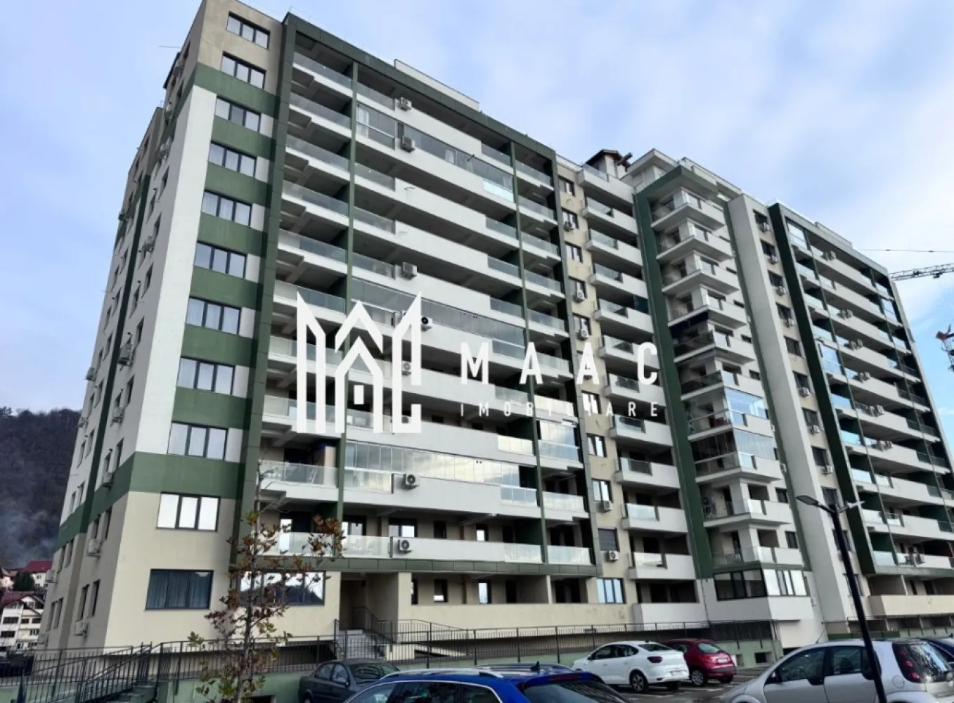 Apartament 3 camere Park Residence Râmnicu Vâlcea - ID proprietate: CP2918537

🏡 Apartament 3 camere | Parter | La cheie | Parcare inclusă | Park Residence – Râmnicu Vâlcea

MAAC Imobiliare vă propune spre vânzare un apartament modern cu 3 camere, situat la parterul unui imobil nou din ansamblul rezidențial Park Residence, pe Splaiul Independenței, una dintre cele mai căutate zone din Râmnicu Vâlcea.

✨ Proprietatea este nou-nouță, finalizată la cheie și nefolosită, toate finisajele și instalațiile fiind în garanție.

🛋️ Caracteristici principale:

3 camere luminoase și bine compartimentate

2 băi moderne

Încălzire în pardoseală în întreg apartamentul

Finisaje complete, totul nou

Loc de parcare inclus

Situat la parter – acces facil

💼 Avantaj special – flexibilitate utilizare

Apartamentul deține autorizație pentru spațiu comercial, oferind multiple posibilități:
✔ cabinet medical / birou
✔ salon / studio
✔ showroom
✔ sediu firmă

👉 Important: chiar dacă există această autorizație, locuința rămâne perfect configurată pentru rezidențial, fiind complet funcțională ca apartament.

💰 Preț: 127.900 € 

📍 Adresă: Splaiul Independenței, Râmnicu Vâlcea

📞 Pentru detalii și programarea unei vizionări, contactează MAAC Imobiliare sau scrie-ne în privat.
