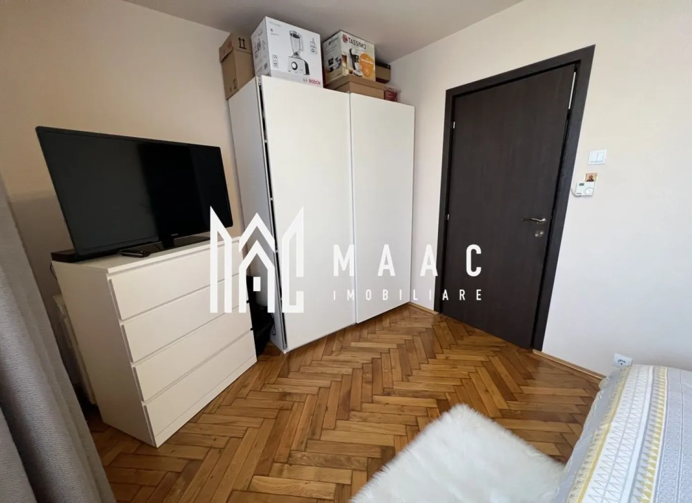 Apartament 2 camere | Balcon | Hipodrom 1 - Vindem un apartament cu 2 camere, situat într-o zonă frumoasă și liniștită din cartier Hipodrom 1, recent renovat într-un stil modern și elegant. Apartamentul are o suprafață utilă de 46 mp și un balcon generos de 6 mp, cu o vedere frumoasă către oraș.

Proprietatea include un living mare, luminos și bine organizat, cu iesire directă pe balcon, un dormitor frumos și confortabil, o bucătărie modernă și complet utilată, o baie cu geam și un mic dressing.

Apartamentul este amplasat într-o zonă cu acces rapid la diferite magazine, servicii și mijloace de transport în comun, ceea ce îl face locul ideal pentru a trăi sau investi în imobiliare.

Apartamentul este perfect pentru cei care caută un spațiu modern, confortabil și elegant, cu o atmosferă plăcută și luminoasă. 

Pentru mai multe detalii precizati ca ati vazut anuntul cu ID: CP1708177
