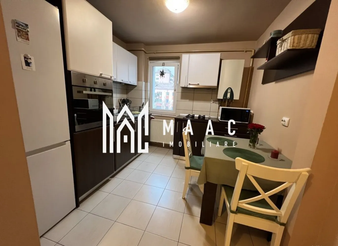 Apartament 2 camere | Balcon | Hipodrom 1 - Vindem un apartament cu 2 camere, situat într-o zonă frumoasă și liniștită din cartier Hipodrom 1, recent renovat într-un stil modern și elegant. Apartamentul are o suprafață utilă de 46 mp și un balcon generos de 6 mp, cu o vedere frumoasă către oraș.

Proprietatea include un living mare, luminos și bine organizat, cu iesire directă pe balcon, un dormitor frumos și confortabil, o bucătărie modernă și complet utilată, o baie cu geam și un mic dressing.

Apartamentul este amplasat într-o zonă cu acces rapid la diferite magazine, servicii și mijloace de transport în comun, ceea ce îl face locul ideal pentru a trăi sau investi în imobiliare.

Apartamentul este perfect pentru cei care caută un spațiu modern, confortabil și elegant, cu o atmosferă plăcută și luminoasă. 

Pentru mai multe detalii precizati ca ati vazut anuntul cu ID: CP1708177