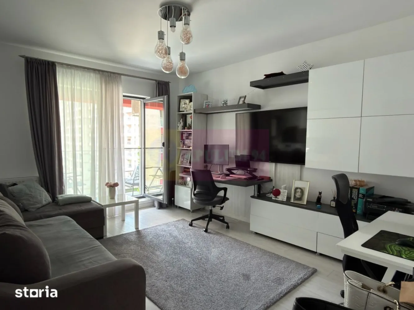Apartament 2 camere, Lujerului, 21Residence, etaj 6, 55mp - Agentia Imobiliara Apulum 94
Vinde apartament 2 camere | 21 Residence | Etaj 6 | Complet mobilat
Se oferă spre vânzare un apartament modern cu 2 camere, situat la etajul 6 în complexul rezidențial 21 Residence, unul dintre cele mai apreciate ansambluri din Sectorul 6.
Apartamentul se vinde complet mobilat și utilat, fiind pregătit pentru mutare imediată sau pentru investiție. Beneficiază de vedere spre interiorul complexului, oferind liniște și intimitate, departe de zgomotul bulevardului.
Caracteristici: • 2 camere • Etaj 6 • Complet mobilat și utilat • Centrală termică proprie • Aer condiționat • 
Fără loc de parcare inclus, cu posibilitatea închirierii unui loc în complex
Localizare excelentă: • Stație de autobuz chiar în fața complexului • Acces rapid la stațiile de metrou Lujerului și Politehnica • 
La câteva minute de Parcul Liniei, ideal pentru plimbări, alergare și activități în aer liber • 
Aproape de Plaza România, AFI Cotroceni și Universitatea Politehnica • 
În imediata apropiere se găsesc supermarketuri, restaurante, farmacii, școli și grădinițe
Ideal atât pentru locuință proprie, cât și pentru investiție, într-o zonă cu cerere ridicată pentru închiriere.