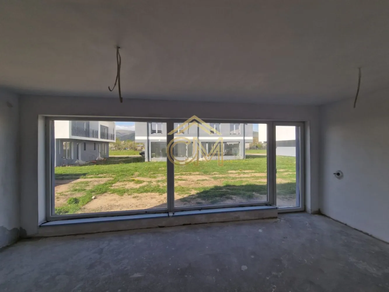 Casă 4 Camere - 110 MPU - 264 MP Teren - Terasa - Vă propunem spre vânzare o Casa tip Duplex situată într-una dintre cele mai căutate zone limitrofe ale Sibiului – localitatea Rășinari, la granița cu Pădurea Dumbrava. Proprietatea reprezintă echilibrul perfect între arhitectura modernă, eficiența spațiului și liniștea naturii.
 Repere principale:
 Construcție Nouă (2024): Realizată integral din cărămidă, cu izolație exterioară de înaltă densitate și acoperiș de tablă izolata.
 Stadiu de Predare: "Alb avansat" – Locuința are pereții gletuiți, șapă turnată și toate instalațiile pe poziții, oferindu-vă avantajul de a vă personaliza finisajele (gresie, parchet, uși) după propriul gust.
 Eficiență Energetică: Ferestre PVC cu geam termopan performant și sistem de încălzire cu centrală proprie și calorifere montate.
 Compartimentare Inteligentă (110.5 mp utili): 
 PARTER Hol de acces, bucătărie închisă (ideală pentru a evita mirosurile în zona de zi), baie spațioasă și un living generos, inundat de lumină naturală, cu ieșire directă spre terasa și grădina privată. 
 ETAJ: Zonă de noapte compusă din 3 dormitoare confortabile, dressing dedicat, baie mare și un balcon generos de unde puteți admira vederea spre munte.
 Exterior și Facilități:
 Teren total: 264 mp, cu o curte liberă de 194 mp – spațiu ideal pentru amenajarea unui foișor, loc de joacă sau zonă de grătar.Parcare: 2 locuri de parcare proprii, amenajate în incintă.Infrastructură: Acces este facil și conexiune la toate utilitățile (apă, canalizare, gaz, curent, fibră optică).
 Locație:
 Proprietatea beneficiază de o poziție strategică, oferind acces rapid către parcurile și zonele de agrement din proximitatea Sibiului, păstrând în același timp aerul curat și autenticitatea Mărginimii.

 Contact și Vizionări:
 Pentru a programa o vizionare sau pentru detalii suplimentare, vă rugăm să menționați codul de proprietate: CP3069347