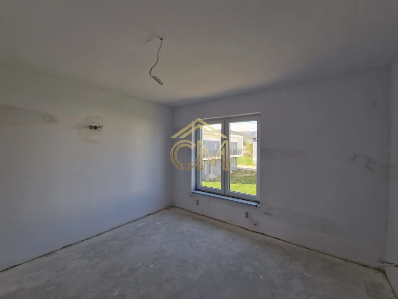 Casă 4 Camere - 110 MPU - 264 MP Teren - Terasa - Vă propunem spre vânzare o Casa tip Duplex situată într-una dintre cele mai căutate zone limitrofe ale Sibiului – localitatea Rășinari, la granița cu Pădurea Dumbrava. Proprietatea reprezintă echilibrul perfect între arhitectura modernă, eficiența spațiului și liniștea naturii.
 Repere principale:
 Construcție Nouă (2024): Realizată integral din cărămidă, cu izolație exterioară de înaltă densitate și acoperiș de tablă izolata.
 Stadiu de Predare: "Alb avansat" – Locuința are pereții gletuiți, șapă turnată și toate instalațiile pe poziții, oferindu-vă avantajul de a vă personaliza finisajele (gresie, parchet, uși) după propriul gust.
 Eficiență Energetică: Ferestre PVC cu geam termopan performant și sistem de încălzire cu centrală proprie și calorifere montate.
 Compartimentare Inteligentă (110.5 mp utili): 
 PARTER Hol de acces, bucătărie închisă (ideală pentru a evita mirosurile în zona de zi), baie spațioasă și un living generos, inundat de lumină naturală, cu ieșire directă spre terasa și grădina privată. 
 ETAJ: Zonă de noapte compusă din 3 dormitoare confortabile, dressing dedicat, baie mare și un balcon generos de unde puteți admira vederea spre munte.
 Exterior și Facilități:
 Teren total: 264 mp, cu o curte liberă de 194 mp – spațiu ideal pentru amenajarea unui foișor, loc de joacă sau zonă de grătar.Parcare: 2 locuri de parcare proprii, amenajate în incintă.Infrastructură: Acces este facil și conexiune la toate utilitățile (apă, canalizare, gaz, curent, fibră optică).
 Locație:
 Proprietatea beneficiază de o poziție strategică, oferind acces rapid către parcurile și zonele de agrement din proximitatea Sibiului, păstrând în același timp aerul curat și autenticitatea Mărginimii.

 Contact și Vizionări:
 Pentru a programa o vizionare sau pentru detalii suplimentare, vă rugăm să menționați codul de proprietate: CP3069347