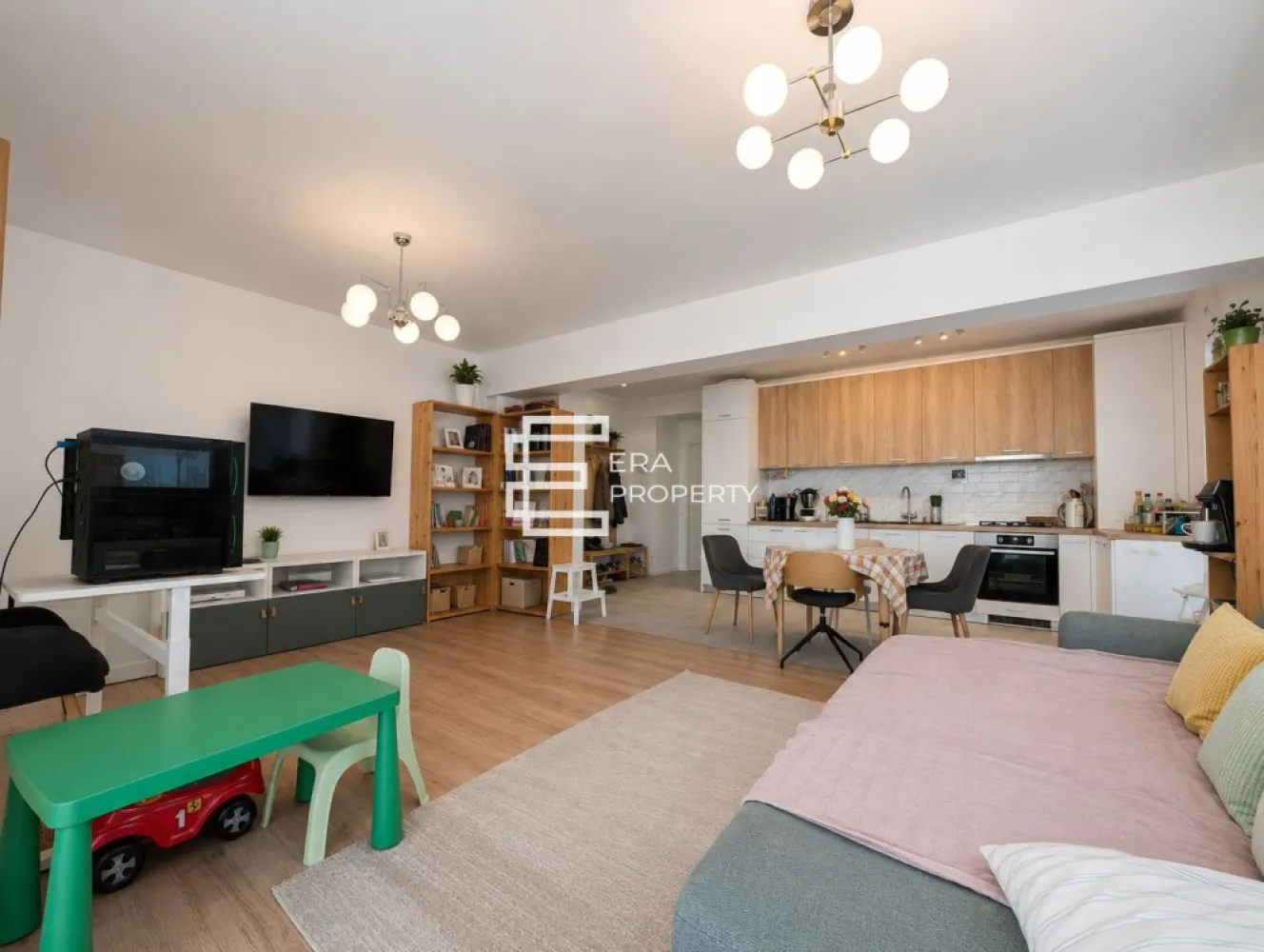 Apartament 3 camere | 79 mp utili | Etaj 2 | Octavian Goga, Șelimbăr | Clasa A | - Apartament 3 camere | 79 mp utili | zona Octavian Goga | Șelimbăr | Clasă Energetica A

𝐄𝐑𝐀 𝐏𝐫𝐨𝐩𝐞𝐫𝐭𝐲 vă propune spre vânzare un apartament modern cu 3 camere, situat pe strada Octavian Goga, una dintre cele mai apreciate zone rezidențiale din Șelimbăr.

Situat la 𝐞𝐭𝐚𝐣𝐮𝐥 𝟐 al unui imobil modern, finalizat în 𝟐𝟎𝟐𝟐, cu regim de înălțime 𝐏+𝟐𝐄, acest apartament cu 𝟑 𝐜𝐚𝐦𝐞𝐫𝐞 oferă o suprafață utilă de 𝟕𝟗 𝐦𝐩, fiind proiectat pentru a răspunde nevoilor unei familii care apreciază confortul, spațiile bine organizate și o locuință eficientă din punct de vedere energetic.

Locuința beneficiază de o compartimentare eficientă, concepută pentru a valorifica fiecare metru pătrat și pentru a oferi un nivel ridicat de confort:

Hol de acces – 𝟒,𝟑𝟕 𝐦𝐩;
Vestibul – 𝟒,𝟔𝟐 𝐦𝐩;
Living generos cu bucătărie open-space, în suprafață de aproximativ 𝟑𝟓 𝐦𝐩, cu acces direct pe balcon;
Dormitor matrimonial – 𝟏𝟑,𝟗𝟕 𝐦𝐩, cu acces către logie;
Dormitor secundar – 𝟏𝟐,𝟕𝟓 𝐦𝐩;
Baie principală – 𝟒,𝟔𝟕 𝐦𝐩;
Grup sanitar – 𝟑,𝟔𝟓 𝐦𝐩;
Balcon – 𝟓,𝟐𝟕 𝐦𝐩;
Logie – 𝟐,𝟏𝟖 𝐦𝐩.

𝐀𝐩𝐚𝐫𝐭𝐚𝐦𝐞𝐧𝐭𝐮𝐥 𝐝𝐢𝐬𝐩𝐮𝐧𝐞 𝐬𝐢 𝐝𝐞 𝐮𝐧 𝐩𝐨𝐝 𝐩𝐫𝐢𝐯𝐚𝐭, 𝐢𝐝𝐞𝐚𝐥 𝐩𝐞𝐧𝐭𝐫𝐮 𝐝𝐞𝐩𝐨𝐳𝐢𝐭𝐚𝐫𝐞.

𝐃𝐨𝐭𝐚̆𝐫𝐢 𝐬̦𝐢 𝐚𝐯𝐚𝐧𝐭𝐚𝐣𝐞:
Glafuri premium din piatră de cuarț
Pereți cu finisaj peste standard: tencuială, tinci, glet, șlefuire, amorsă și vopsea lavabilă satinată.
Faianță tip riflaj cu inserții din piatră naturală de ardezie și obiecte sanitare cu baterii cromate
Clasă energetică 𝐀;
Încălzire în pardoseală;
Centrală termică proprie pe gaz;
Două băi;
Living luminos și spațios;
Dormitor matrimonial cu acces la logie;
Balcon și logie;
Două locuri de parcare.
Compartimentare practică și funcțională;
Imobil construit în 𝟐𝟎𝟐𝟐;
Etaj 𝟐.

𝐋𝐨𝐜𝐚𝐥𝐢𝐳𝐚𝐫𝐞:
Situat în zona **Octavian Goga** din Șelimbăr, apartamentul beneficiază de o amplasare excelentă, cu acces rapid către **Shopping City Sibiu**, supermarketuri, școli, grădinițe, farmacii, restaurante și stații de transport în comun. De asemenea, autostrada **A1**, centura Sibiului și centrul orașului se află la doar câteva minute.

Zona este apreciată pentru infrastructura modernă, liniștea și dezvoltarea continuă, fiind una dintre cele mai căutate locații din Șelimbăr.
Dacă sunteți în căutarea unui apartament spațios, modern și bine amplasat, această proprietate reprezintă o oportunitate excelentă.