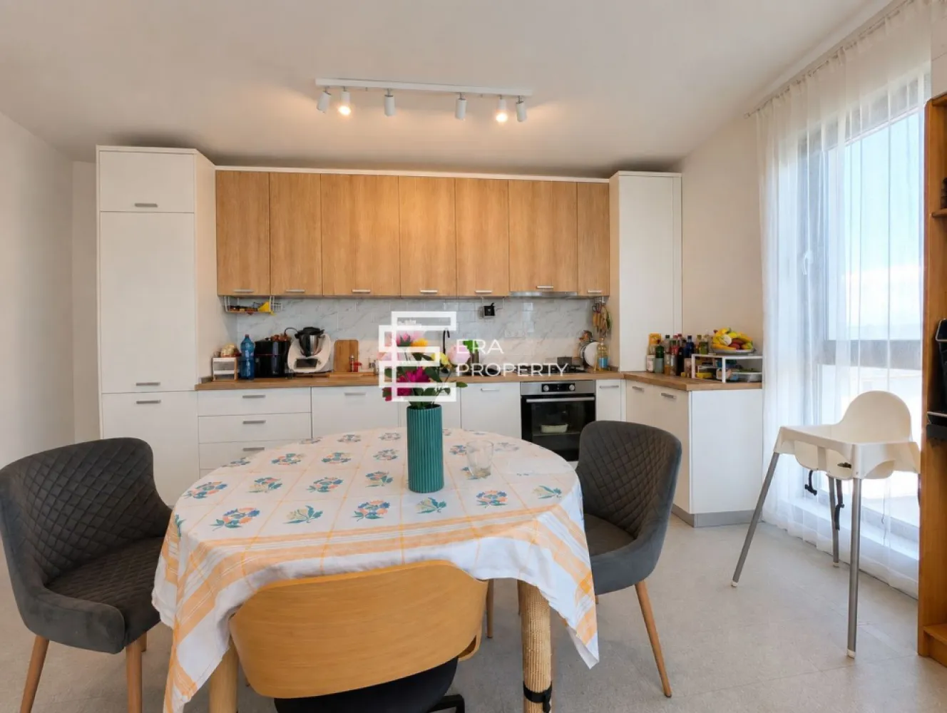 Apartament 3 camere | 79 mp utili | Etaj 2 | Octavian Goga, Șelimbăr | Clasa A | - Apartament 3 camere | 79 mp utili | zona Octavian Goga | Șelimbăr | Clasă Energetica A

𝐄𝐑𝐀 𝐏𝐫𝐨𝐩𝐞𝐫𝐭𝐲 vă propune spre vânzare un apartament modern cu 3 camere, situat pe strada Octavian Goga, una dintre cele mai apreciate zone rezidențiale din Șelimbăr.

Situat la 𝐞𝐭𝐚𝐣𝐮𝐥 𝟐 al unui imobil modern, finalizat în 𝟐𝟎𝟐𝟐, cu regim de înălțime 𝐏+𝟐𝐄, acest apartament cu 𝟑 𝐜𝐚𝐦𝐞𝐫𝐞 oferă o suprafață utilă de 𝟕𝟗 𝐦𝐩, fiind proiectat pentru a răspunde nevoilor unei familii care apreciază confortul, spațiile bine organizate și o locuință eficientă din punct de vedere energetic.

Locuința beneficiază de o compartimentare eficientă, concepută pentru a valorifica fiecare metru pătrat și pentru a oferi un nivel ridicat de confort:

Hol de acces – 𝟒,𝟑𝟕 𝐦𝐩;
Vestibul – 𝟒,𝟔𝟐 𝐦𝐩;
Living generos cu bucătărie open-space, în suprafață de aproximativ 𝟑𝟓 𝐦𝐩, cu acces direct pe balcon;
Dormitor matrimonial – 𝟏𝟑,𝟗𝟕 𝐦𝐩, cu acces către logie;
Dormitor secundar – 𝟏𝟐,𝟕𝟓 𝐦𝐩;
Baie principală – 𝟒,𝟔𝟕 𝐦𝐩;
Grup sanitar – 𝟑,𝟔𝟓 𝐦𝐩;
Balcon – 𝟓,𝟐𝟕 𝐦𝐩;
Logie – 𝟐,𝟏𝟖 𝐦𝐩.

𝐀𝐩𝐚𝐫𝐭𝐚𝐦𝐞𝐧𝐭𝐮𝐥 𝐝𝐢𝐬𝐩𝐮𝐧𝐞 𝐬𝐢 𝐝𝐞 𝐮𝐧 𝐩𝐨𝐝 𝐩𝐫𝐢𝐯𝐚𝐭, 𝐢𝐝𝐞𝐚𝐥 𝐩𝐞𝐧𝐭𝐫𝐮 𝐝𝐞𝐩𝐨𝐳𝐢𝐭𝐚𝐫𝐞.

𝐃𝐨𝐭𝐚̆𝐫𝐢 𝐬̦𝐢 𝐚𝐯𝐚𝐧𝐭𝐚𝐣𝐞:
Glafuri premium din piatră de cuarț
Pereți cu finisaj peste standard: tencuială, tinci, glet, șlefuire, amorsă și vopsea lavabilă satinată.
Faianță tip riflaj cu inserții din piatră naturală de ardezie și obiecte sanitare cu baterii cromate
Clasă energetică 𝐀;
Încălzire în pardoseală;
Centrală termică proprie pe gaz;
Două băi;
Living luminos și spațios;
Dormitor matrimonial cu acces la logie;
Balcon și logie;
Două locuri de parcare.
Compartimentare practică și funcțională;
Imobil construit în 𝟐𝟎𝟐𝟐;
Etaj 𝟐.

𝐋𝐨𝐜𝐚𝐥𝐢𝐳𝐚𝐫𝐞:
Situat în zona **Octavian Goga** din Șelimbăr, apartamentul beneficiază de o amplasare excelentă, cu acces rapid către **Shopping City Sibiu**, supermarketuri, școli, grădinițe, farmacii, restaurante și stații de transport în comun. De asemenea, autostrada **A1**, centura Sibiului și centrul orașului se află la doar câteva minute.

Zona este apreciată pentru infrastructura modernă, liniștea și dezvoltarea continuă, fiind una dintre cele mai căutate locații din Șelimbăr.
Dacă sunteți în căutarea unui apartament spațios, modern și bine amplasat, această proprietate reprezintă o oportunitate excelentă.