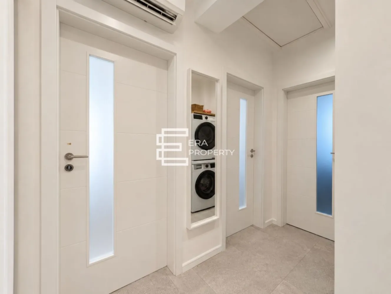 Apartament 3 camere | 79 mp utili | Etaj 2 | Octavian Goga, Șelimbăr | Clasa A | - Apartament 3 camere | 79 mp utili | zona Octavian Goga | Șelimbăr | Clasă Energetica A

𝐄𝐑𝐀 𝐏𝐫𝐨𝐩𝐞𝐫𝐭𝐲 vă propune spre vânzare un apartament modern cu 3 camere, situat pe strada Octavian Goga, una dintre cele mai apreciate zone rezidențiale din Șelimbăr.

Situat la 𝐞𝐭𝐚𝐣𝐮𝐥 𝟐 al unui imobil modern, finalizat în 𝟐𝟎𝟐𝟐, cu regim de înălțime 𝐏+𝟐𝐄, acest apartament cu 𝟑 𝐜𝐚𝐦𝐞𝐫𝐞 oferă o suprafață utilă de 𝟕𝟗 𝐦𝐩, fiind proiectat pentru a răspunde nevoilor unei familii care apreciază confortul, spațiile bine organizate și o locuință eficientă din punct de vedere energetic.

Locuința beneficiază de o compartimentare eficientă, concepută pentru a valorifica fiecare metru pătrat și pentru a oferi un nivel ridicat de confort:

Hol de acces – 𝟒,𝟑𝟕 𝐦𝐩;
Vestibul – 𝟒,𝟔𝟐 𝐦𝐩;
Living generos cu bucătărie open-space, în suprafață de aproximativ 𝟑𝟓 𝐦𝐩, cu acces direct pe balcon;
Dormitor matrimonial – 𝟏𝟑,𝟗𝟕 𝐦𝐩, cu acces către logie;
Dormitor secundar – 𝟏𝟐,𝟕𝟓 𝐦𝐩;
Baie principală – 𝟒,𝟔𝟕 𝐦𝐩;
Grup sanitar – 𝟑,𝟔𝟓 𝐦𝐩;
Balcon – 𝟓,𝟐𝟕 𝐦𝐩;
Logie – 𝟐,𝟏𝟖 𝐦𝐩.

𝐀𝐩𝐚𝐫𝐭𝐚𝐦𝐞𝐧𝐭𝐮𝐥 𝐝𝐢𝐬𝐩𝐮𝐧𝐞 𝐬𝐢 𝐝𝐞 𝐮𝐧 𝐩𝐨𝐝 𝐩𝐫𝐢𝐯𝐚𝐭, 𝐢𝐝𝐞𝐚𝐥 𝐩𝐞𝐧𝐭𝐫𝐮 𝐝𝐞𝐩𝐨𝐳𝐢𝐭𝐚𝐫𝐞.

𝐃𝐨𝐭𝐚̆𝐫𝐢 𝐬̦𝐢 𝐚𝐯𝐚𝐧𝐭𝐚𝐣𝐞:
Glafuri premium din piatră de cuarț
Pereți cu finisaj peste standard: tencuială, tinci, glet, șlefuire, amorsă și vopsea lavabilă satinată.
Faianță tip riflaj cu inserții din piatră naturală de ardezie și obiecte sanitare cu baterii cromate
Clasă energetică 𝐀;
Încălzire în pardoseală;
Centrală termică proprie pe gaz;
Două băi;
Living luminos și spațios;
Dormitor matrimonial cu acces la logie;
Balcon și logie;
Două locuri de parcare.
Compartimentare practică și funcțională;
Imobil construit în 𝟐𝟎𝟐𝟐;
Etaj 𝟐.

𝐋𝐨𝐜𝐚𝐥𝐢𝐳𝐚𝐫𝐞:
Situat în zona **Octavian Goga** din Șelimbăr, apartamentul beneficiază de o amplasare excelentă, cu acces rapid către **Shopping City Sibiu**, supermarketuri, școli, grădinițe, farmacii, restaurante și stații de transport în comun. De asemenea, autostrada **A1**, centura Sibiului și centrul orașului se află la doar câteva minute.

Zona este apreciată pentru infrastructura modernă, liniștea și dezvoltarea continuă, fiind una dintre cele mai căutate locații din Șelimbăr.
Dacă sunteți în căutarea unui apartament spațios, modern și bine amplasat, această proprietate reprezintă o oportunitate excelentă.
