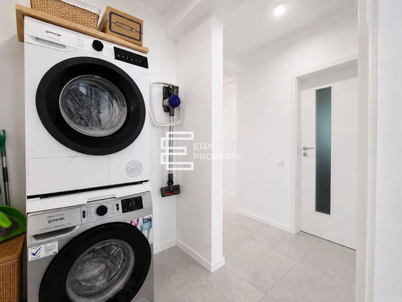 Apartament 3 camere | 79 mp utili | Etaj 2 | Octavian Goga, Șelimbăr | Clasa A | - Apartament 3 camere | 79 mp utili | zona Octavian Goga | Șelimbăr | Clasă Energetica A

𝐄𝐑𝐀 𝐏𝐫𝐨𝐩𝐞𝐫𝐭𝐲 vă propune spre vânzare un apartament modern cu 3 camere, situat pe strada Octavian Goga, una dintre cele mai apreciate zone rezidențiale din Șelimbăr.

Situat la 𝐞𝐭𝐚𝐣𝐮𝐥 𝟐 al unui imobil modern, finalizat în 𝟐𝟎𝟐𝟐, cu regim de înălțime 𝐏+𝟐𝐄, acest apartament cu 𝟑 𝐜𝐚𝐦𝐞𝐫𝐞 oferă o suprafață utilă de 𝟕𝟗 𝐦𝐩, fiind proiectat pentru a răspunde nevoilor unei familii care apreciază confortul, spațiile bine organizate și o locuință eficientă din punct de vedere energetic.

Locuința beneficiază de o compartimentare eficientă, concepută pentru a valorifica fiecare metru pătrat și pentru a oferi un nivel ridicat de confort:

Hol de acces – 𝟒,𝟑𝟕 𝐦𝐩;
Vestibul – 𝟒,𝟔𝟐 𝐦𝐩;
Living generos cu bucătărie open-space, în suprafață de aproximativ 𝟑𝟓 𝐦𝐩, cu acces direct pe balcon;
Dormitor matrimonial – 𝟏𝟑,𝟗𝟕 𝐦𝐩, cu acces către logie;
Dormitor secundar – 𝟏𝟐,𝟕𝟓 𝐦𝐩;
Baie principală – 𝟒,𝟔𝟕 𝐦𝐩;
Grup sanitar – 𝟑,𝟔𝟓 𝐦𝐩;
Balcon – 𝟓,𝟐𝟕 𝐦𝐩;
Logie – 𝟐,𝟏𝟖 𝐦𝐩.

𝐀𝐩𝐚𝐫𝐭𝐚𝐦𝐞𝐧𝐭𝐮𝐥 𝐝𝐢𝐬𝐩𝐮𝐧𝐞 𝐬𝐢 𝐝𝐞 𝐮𝐧 𝐩𝐨𝐝 𝐩𝐫𝐢𝐯𝐚𝐭, 𝐢𝐝𝐞𝐚𝐥 𝐩𝐞𝐧𝐭𝐫𝐮 𝐝𝐞𝐩𝐨𝐳𝐢𝐭𝐚𝐫𝐞.

𝐃𝐨𝐭𝐚̆𝐫𝐢 𝐬̦𝐢 𝐚𝐯𝐚𝐧𝐭𝐚𝐣𝐞:
Glafuri premium din piatră de cuarț
Pereți cu finisaj peste standard: tencuială, tinci, glet, șlefuire, amorsă și vopsea lavabilă satinată.
Faianță tip riflaj cu inserții din piatră naturală de ardezie și obiecte sanitare cu baterii cromate
Clasă energetică 𝐀;
Încălzire în pardoseală;
Centrală termică proprie pe gaz;
Două băi;
Living luminos și spațios;
Dormitor matrimonial cu acces la logie;
Balcon și logie;
Două locuri de parcare.
Compartimentare practică și funcțională;
Imobil construit în 𝟐𝟎𝟐𝟐;
Etaj 𝟐.

𝐋𝐨𝐜𝐚𝐥𝐢𝐳𝐚𝐫𝐞:
Situat în zona **Octavian Goga** din Șelimbăr, apartamentul beneficiază de o amplasare excelentă, cu acces rapid către **Shopping City Sibiu**, supermarketuri, școli, grădinițe, farmacii, restaurante și stații de transport în comun. De asemenea, autostrada **A1**, centura Sibiului și centrul orașului se află la doar câteva minute.

Zona este apreciată pentru infrastructura modernă, liniștea și dezvoltarea continuă, fiind una dintre cele mai căutate locații din Șelimbăr.
Dacă sunteți în căutarea unui apartament spațios, modern și bine amplasat, această proprietate reprezintă o oportunitate excelentă.