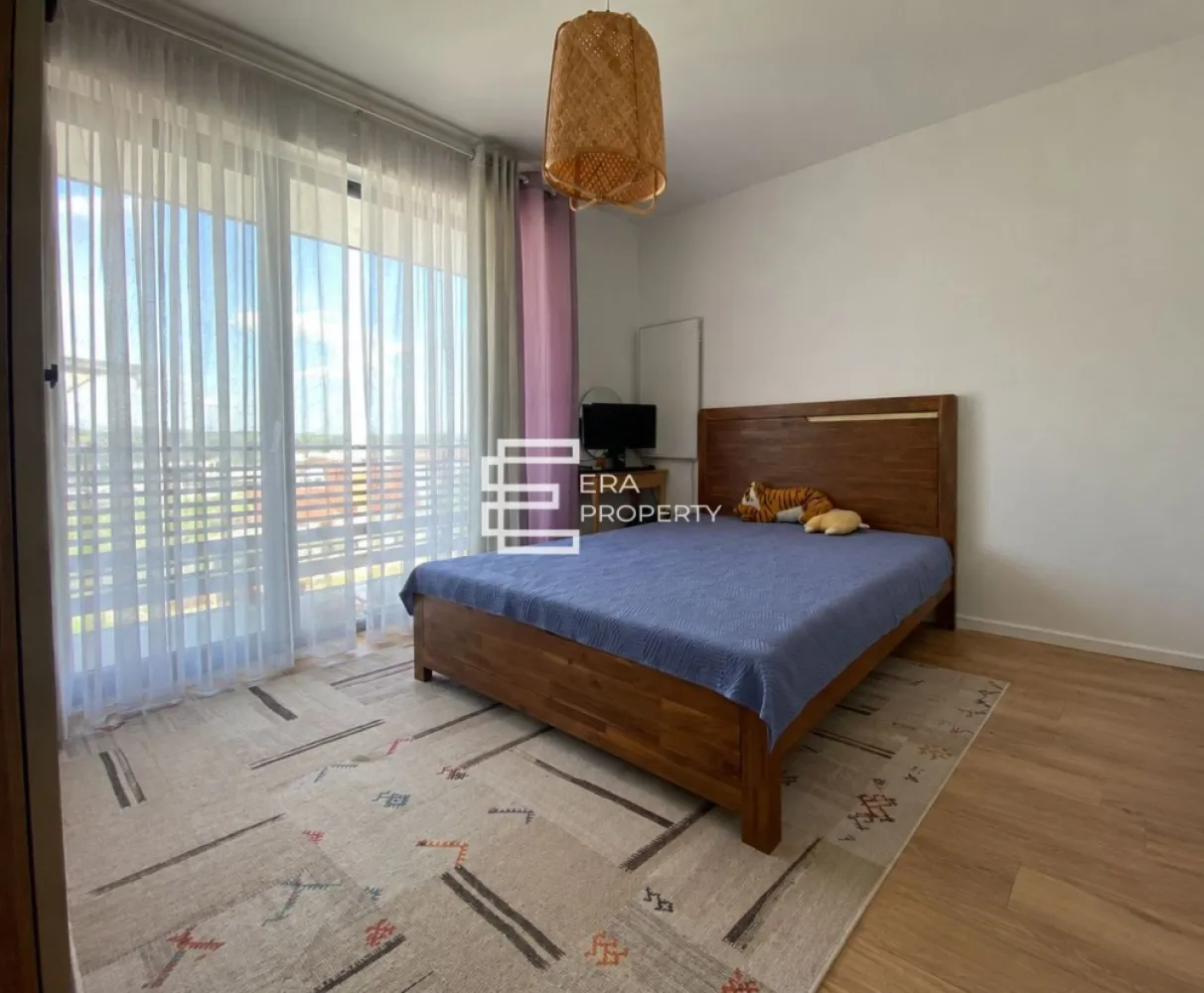 Apartament 3 camere | 79 mp utili | Etaj 2 | Octavian Goga, Șelimbăr | Clasa A | - Apartament 3 camere | 79 mp utili | zona Octavian Goga | Șelimbăr | Clasă Energetica A

𝐄𝐑𝐀 𝐏𝐫𝐨𝐩𝐞𝐫𝐭𝐲 vă propune spre vânzare un apartament modern cu 3 camere, situat pe strada Octavian Goga, una dintre cele mai apreciate zone rezidențiale din Șelimbăr.

Situat la 𝐞𝐭𝐚𝐣𝐮𝐥 𝟐 al unui imobil modern, finalizat în 𝟐𝟎𝟐𝟐, cu regim de înălțime 𝐏+𝟐𝐄, acest apartament cu 𝟑 𝐜𝐚𝐦𝐞𝐫𝐞 oferă o suprafață utilă de 𝟕𝟗 𝐦𝐩, fiind proiectat pentru a răspunde nevoilor unei familii care apreciază confortul, spațiile bine organizate și o locuință eficientă din punct de vedere energetic.

Locuința beneficiază de o compartimentare eficientă, concepută pentru a valorifica fiecare metru pătrat și pentru a oferi un nivel ridicat de confort:

Hol de acces – 𝟒,𝟑𝟕 𝐦𝐩;
Vestibul – 𝟒,𝟔𝟐 𝐦𝐩;
Living generos cu bucătărie open-space, în suprafață de aproximativ 𝟑𝟓 𝐦𝐩, cu acces direct pe balcon;
Dormitor matrimonial – 𝟏𝟑,𝟗𝟕 𝐦𝐩, cu acces către logie;
Dormitor secundar – 𝟏𝟐,𝟕𝟓 𝐦𝐩;
Baie principală – 𝟒,𝟔𝟕 𝐦𝐩;
Grup sanitar – 𝟑,𝟔𝟓 𝐦𝐩;
Balcon – 𝟓,𝟐𝟕 𝐦𝐩;
Logie – 𝟐,𝟏𝟖 𝐦𝐩.

𝐀𝐩𝐚𝐫𝐭𝐚𝐦𝐞𝐧𝐭𝐮𝐥 𝐝𝐢𝐬𝐩𝐮𝐧𝐞 𝐬𝐢 𝐝𝐞 𝐮𝐧 𝐩𝐨𝐝 𝐩𝐫𝐢𝐯𝐚𝐭, 𝐢𝐝𝐞𝐚𝐥 𝐩𝐞𝐧𝐭𝐫𝐮 𝐝𝐞𝐩𝐨𝐳𝐢𝐭𝐚𝐫𝐞.

𝐃𝐨𝐭𝐚̆𝐫𝐢 𝐬̦𝐢 𝐚𝐯𝐚𝐧𝐭𝐚𝐣𝐞:
Glafuri premium din piatră de cuarț
Pereți cu finisaj peste standard: tencuială, tinci, glet, șlefuire, amorsă și vopsea lavabilă satinată.
Faianță tip riflaj cu inserții din piatră naturală de ardezie și obiecte sanitare cu baterii cromate
Clasă energetică 𝐀;
Încălzire în pardoseală;
Centrală termică proprie pe gaz;
Două băi;
Living luminos și spațios;
Dormitor matrimonial cu acces la logie;
Balcon și logie;
Două locuri de parcare.
Compartimentare practică și funcțională;
Imobil construit în 𝟐𝟎𝟐𝟐;
Etaj 𝟐.

𝐋𝐨𝐜𝐚𝐥𝐢𝐳𝐚𝐫𝐞:
Situat în zona **Octavian Goga** din Șelimbăr, apartamentul beneficiază de o amplasare excelentă, cu acces rapid către **Shopping City Sibiu**, supermarketuri, școli, grădinițe, farmacii, restaurante și stații de transport în comun. De asemenea, autostrada **A1**, centura Sibiului și centrul orașului se află la doar câteva minute.

Zona este apreciată pentru infrastructura modernă, liniștea și dezvoltarea continuă, fiind una dintre cele mai căutate locații din Șelimbăr.
Dacă sunteți în căutarea unui apartament spațios, modern și bine amplasat, această proprietate reprezintă o oportunitate excelentă.