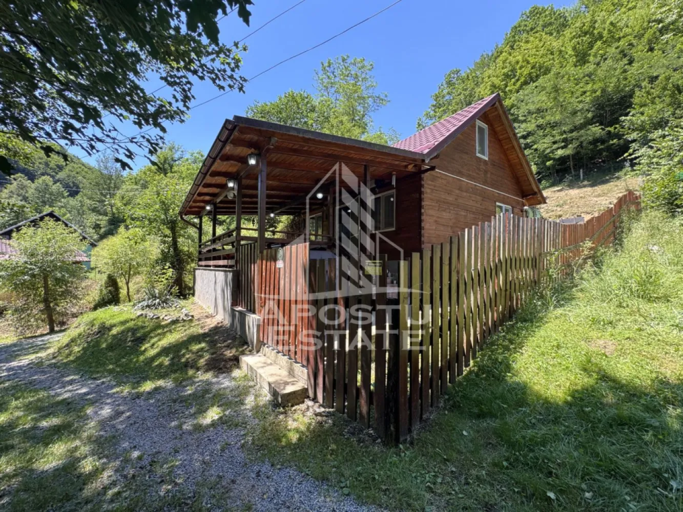 Casa din lemn, zona muntoasa, cu rau, la cheie, Ribita, Hunedoara - Agentie imobiliara, APOSTU ESTATE va ofera spre vanzare in Reprezentare Exclusiva si comision 0% la cumparator, o casa din lemn, situata pe o straduta retrasa din localitate Dumbrava de Jos, a comunei Ribita, din judetul Hunedoara.

La intrarea pe proprietate curge un rau de munte.

Actualul proprietar, a construit aceasta casa in anul 2019 si o vinde la cheie. Proprietatea a fost gandita pentru uz propriu, insa aceasta poate fi folosita si pentru inchiriere in regim hotelier, avand in vedere frumusetea zonei si caracteristicile proprietatii.

Amplasarea proprietatii, pe o straduta laturalnica a localitatii, ofera liniste deplina pe intreaga durata a zilei, iar peisajul care inconjoara proprietatea, asigura sentimentul trairii in connformitate cu natura.

Suprafata utila a casei, este de 85mp, compartimentati astfel:
Parter: 
- 2 dormitoare
- 1 living open-space cu bucataria
- 1 baie cu geam

Mansarda:
- 2 dormitoare spatioase
- 1 spatiu de depozitare

Confortul termic este asigurat prin intermediul centralei termice pe lemne.

Canalizarea se face prin fosa septica.

Pe terenul total de 771mp, mai exista 1 constructie, casa batraneasca din vaiuga, care astazi este folosita ca spatii de depozitare.

In pretul afisat, este inclusa si o masina 4x4, cu acte perfect in regula. Proprietarul doreste sa o lase ca bonus, avand in vedere posibilitatile de overlanding din zona!

Nu ezitati sa ne contactatati pentru stabilirea unei vizionari sau alte detalii suplimentare.

ID intern: CP3190931