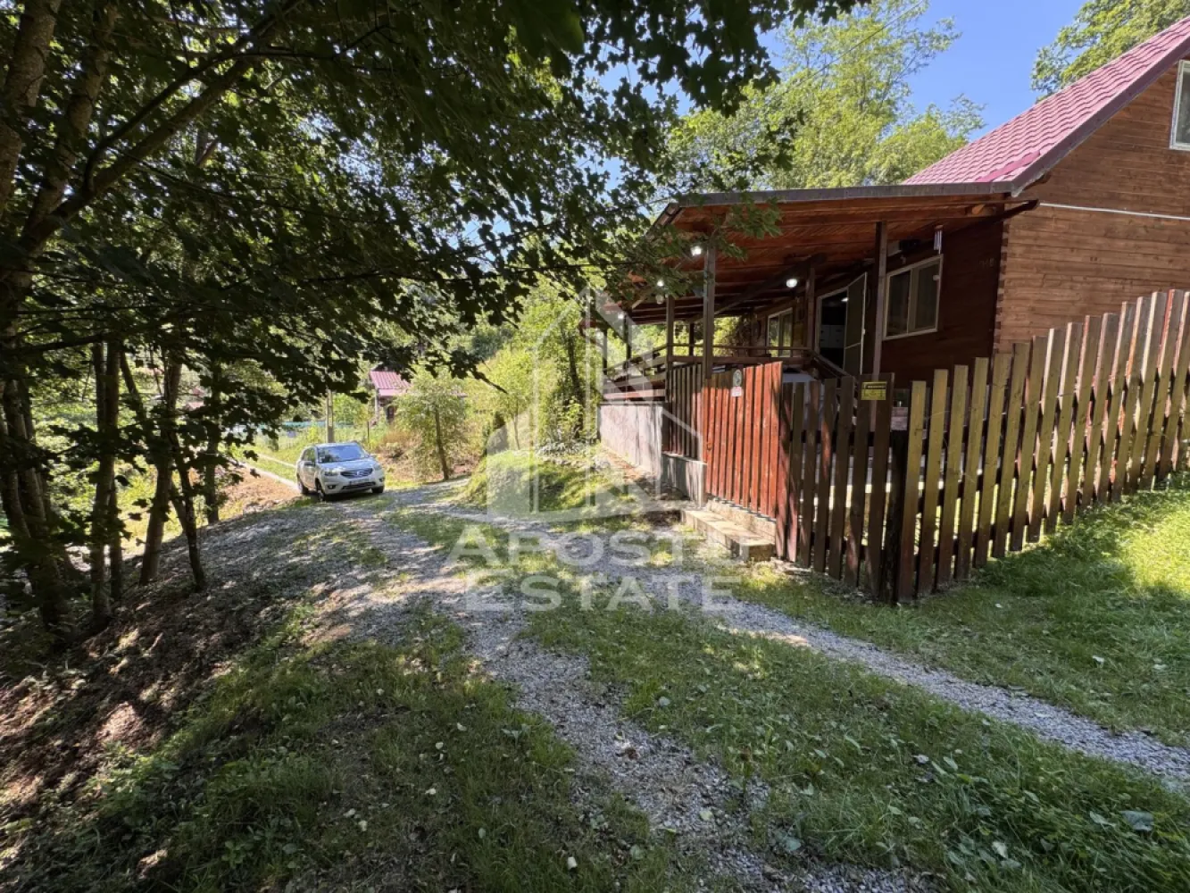 Casa din lemn, zona muntoasa, cu rau, la cheie, Ribita, Hunedoara - Agentie imobiliara, APOSTU ESTATE va ofera spre vanzare in Reprezentare Exclusiva si comision 0% la cumparator, o casa din lemn, situata pe o straduta retrasa din localitate Dumbrava de Jos, a comunei Ribita, din judetul Hunedoara.

La intrarea pe proprietate curge un rau de munte.

Actualul proprietar, a construit aceasta casa in anul 2019 si o vinde la cheie. Proprietatea a fost gandita pentru uz propriu, insa aceasta poate fi folosita si pentru inchiriere in regim hotelier, avand in vedere frumusetea zonei si caracteristicile proprietatii.

Amplasarea proprietatii, pe o straduta laturalnica a localitatii, ofera liniste deplina pe intreaga durata a zilei, iar peisajul care inconjoara proprietatea, asigura sentimentul trairii in connformitate cu natura.

Suprafata utila a casei, este de 85mp, compartimentati astfel:
Parter: 
- 2 dormitoare
- 1 living open-space cu bucataria
- 1 baie cu geam

Mansarda:
- 2 dormitoare spatioase
- 1 spatiu de depozitare

Confortul termic este asigurat prin intermediul centralei termice pe lemne.

Canalizarea se face prin fosa septica.

Pe terenul total de 771mp, mai exista 1 constructie, casa batraneasca din vaiuga, care astazi este folosita ca spatii de depozitare.

In pretul afisat, este inclusa si o masina 4x4, cu acte perfect in regula. Proprietarul doreste sa o lase ca bonus, avand in vedere posibilitatile de overlanding din zona!

Nu ezitati sa ne contactatati pentru stabilirea unei vizionari sau alte detalii suplimentare.

ID intern: CP3190931
