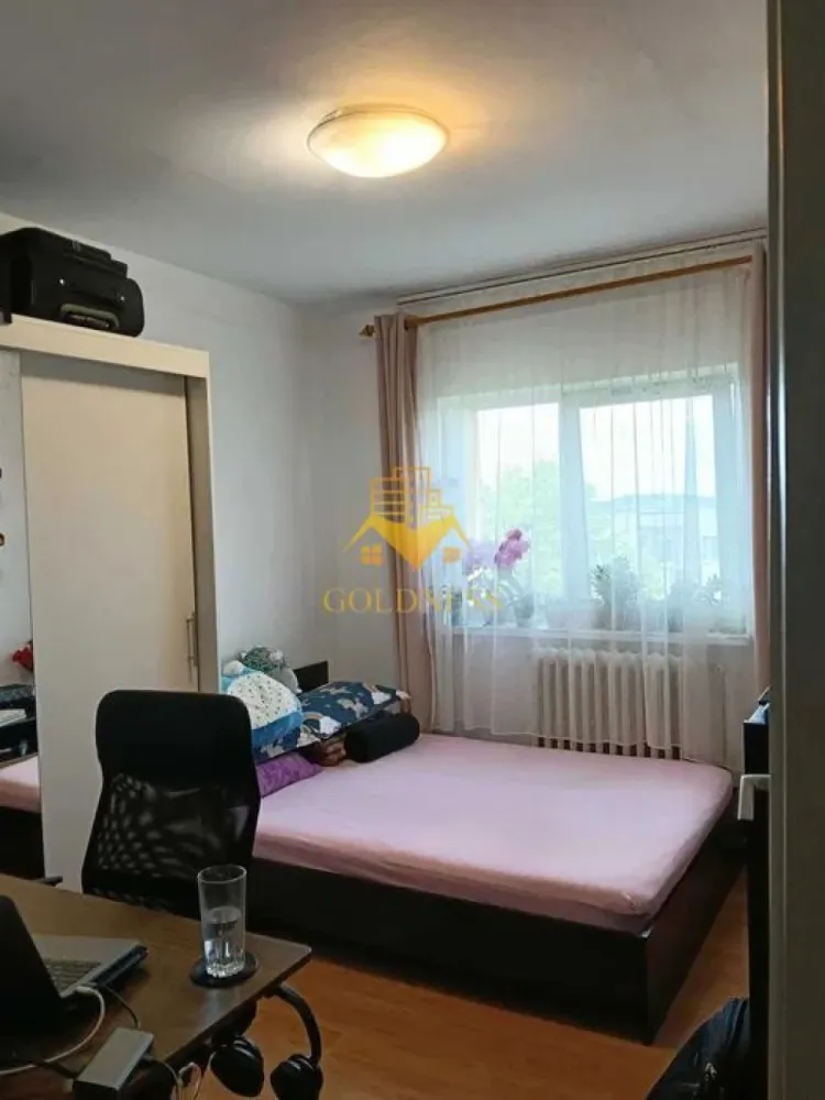 3 camere, decomandate, Zorilor, zona UMF, Spitalul de Recuperare - Goldness Imobiliare propune spre închiriere un apartament spațios cu 3 camere decomandate, situat în cartierul Zorilor, pe strada Gheorghe Dima — una dintre cele mai liniștite și accesibile zone din Cluj-Napoca, la câțiva pași de Universitatea de Medicină și Farmacie.
Apartamentul este complet mobilat și utilat, gata de locuit imediat.

Două camere sunt amenajate ca dormitoare/birouri, fiecare dotată cu dulap pentru haine, pat și birou — tot ce ai nevoie pentru ore lungi de studiu și odihnă bine meritată după gărzi.

A treia cameră este amenajată ca living, cu canapea extensibilă și spațiu generos de depozitare — perfectă pentru relaxare sau pentru a primi prieteni/colegi.

Complet mobilată și utilată, cu loc de luat masa — ideală pentru mesele pregătite acasă între cursuri.
2 băi — un avantaj real atunci când locuiești cu colegi și fiecare are un program diferit.

De ce este ideal pentru studenți la UMF?

✔ Zonă liniștită, perfectă pentru studiu

✔ Acces facil către UMF și spitalele clinice

✔ Mobilat complet — te muți direct, fără investiții suplimentare

✔ 2 băi pentru confort maxim în colectiv

✔ Spațiu de birou în fiecare dormitor
📞 Informații și vizionări: Goldness Imobiliare — Cîmpean Alexandru Gabriel