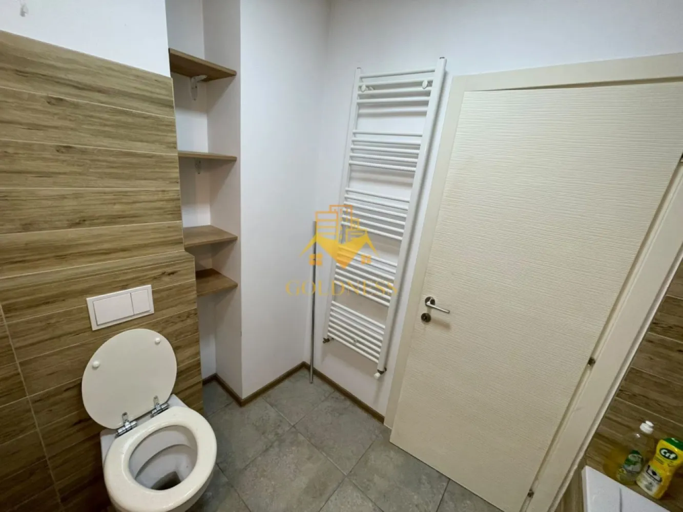 2 camere, Parcare, Semicentral, NTT Data, Bosch, Somesului, Anton Pann - GOLDNESS Imobiliare vă propune spre închiriere un apartament cu 2 camere open-space complet mobilat și utilat, la etajul 4 intr-un imobil de 7 etaje, în Zona Semicentrala.
Dispune de loc de parcare subteran.
Se află în apropierea stațiilor de transport în comun, magazine, restaurante, spații verzi, farmacii, etc.

Apartamentul este compartimentat astfel:
- dormitor cu pat matrimonial, dressing,
- living cu bucatarie open space complet utilată și mobilată, canapea, loc de servit masa, birou
- baie cu cada, calorifer port prosop și dulap pentru depozitare.
- balcon de 7 mp, dotat cu bancuta si masa

Imobilul este dotat cu toate cele necesare- centrală proprie, aer conditionat, masina de spalat vase, frigider, plita, cuptor electric, microunde, hotă, mașină de spălat haine, etc.

Dacă sunteți interesați de acest apartament și doriți să îl vizionați, dar și pentru alte oferte nu ezitați să ne contactați telefonic sau prin e-mail. Vă stăm la dispoziție!
Pentru intermediere se percepe un comision de 50% din prețul chiriei!
