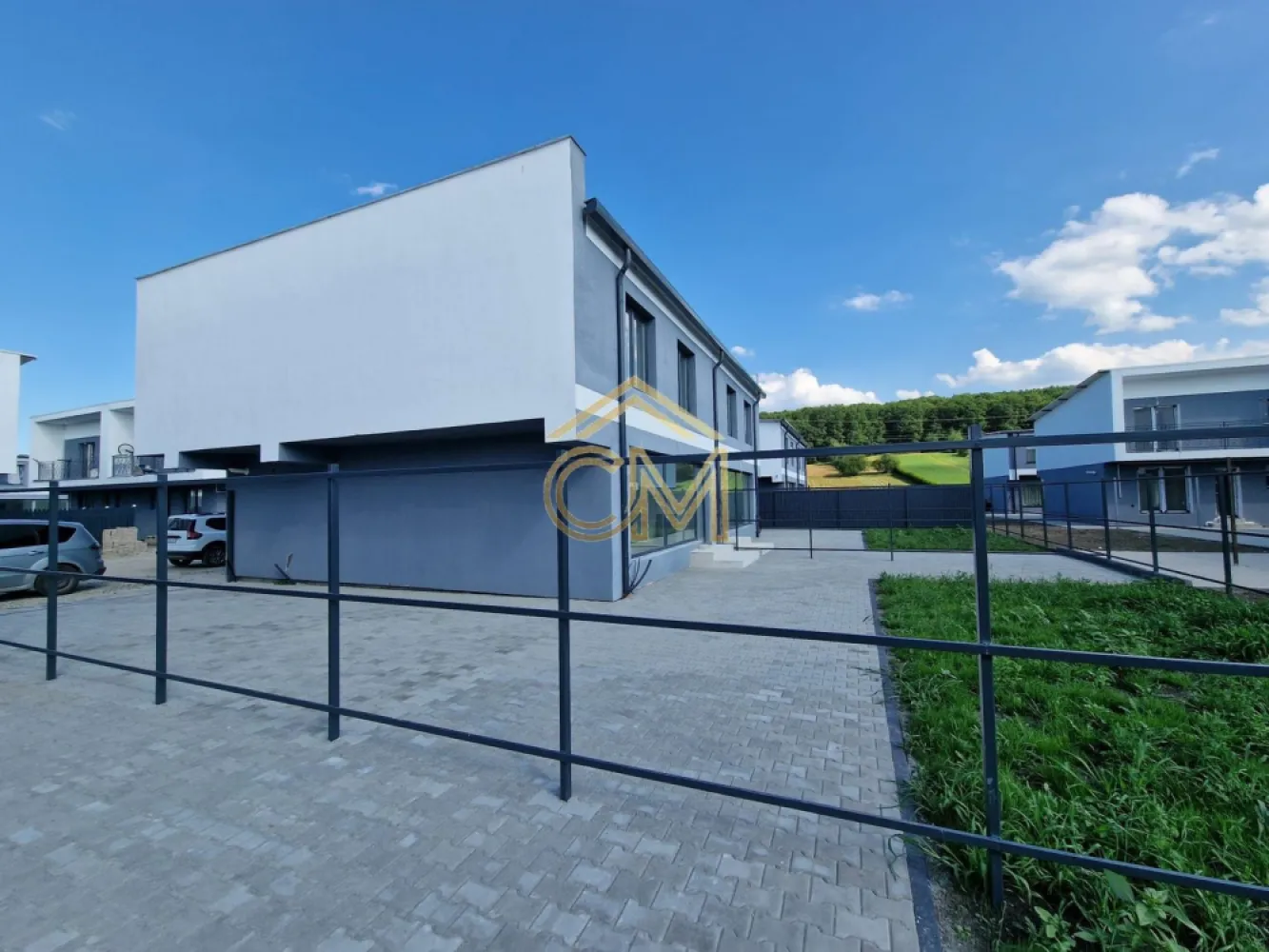 Casă 4 Camere - 110 MPU - 264 MP Teren - La Cheie - Va propunem spre vanzare o casa de tip Duplex situata in apropierea Sibiului – localitatea Rasinari, la granita cu Padurea Dumbrava. Proprietatea reprezinta echilibrul perfect intre arhitectura moderna, eficienta spatiului si linistea naturii.

Repere principale:
Constructie Noua (2024): Realizata integral din caramida, cu izolatie exterioara de inalta densitate si acoperis din tabla izolata.

Stadiu de predare " La Cheie": Locuinta are peretii gletuiti si zugraviti, gresie si parchet de calitate, usi de la Porta Doors instalatii electrice si sanitare (cada, cabina dus, vas wc).

Eficienta energetica: Ferestre PVC cu geam termopan performant si sistem de incalzire cu centrala proprie si calorifere montate.

Compartimentare inteligenta (110.5 mp utili):
PARTER:

Hol de acces

Bucatarie inchisa (ideala pentru a evita mirosurile in zona de zi)

Baie spatioasa

Living generos, inundat de lumina naturala, cu iesire directa spre terasa si gradina privata

ETAJ:

Zona de noapte compusa din 3 dormitoare confortabile

Dressing dedicat

Baie mare

Balcon generos de unde puteti admira vederea spre munte

Exterior si facilitati:
Teren total: 264 mp, cu o curte libera de 194 mp – spatiu ideal pentru amenajarea unui foisor, loc de joaca sau zona de gratar.

Parcare: 2 locuri de parcare proprii, amenajate in incinta.

Infrastructura: Accesul este facil si proprietatea este conectata la toate utilitatile (apa, canalizare, gaz, curent, fibra optica).

Locatie:
Proprietatea beneficiaza de o pozitie strategica, oferind acces rapid catre parcurile si zonele de agrement din proximitatea Sibiului, pastrand in acelasi timp aerul curat si autenticitatea Marginimii.

Contact si Vizionari:
Pentru a programa o vizionare sau pentru detalii suplimentare, va rugam sa ne contactati la numarul de telefon