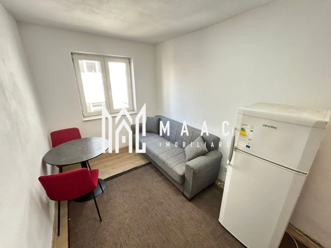Garsonieră | Ideal investiție | Etaj 3 | Zona Centrala - MAAC Imobiliare vă propune spre vânzare o garsonieră situată într-o zonă semicentrală a municipiului Sibiu, pe Strada Abatorului, cu acces facil către centrul orașului și principalele puncte de interes.

 Caracteristici:
 • Cameră luminoasă, cu compartimentare eficientă
 • Se vinde mobilată, conform fotografiilor
 • Frigider propriu în cameră
 • Finisaje simple, bine întreținute

 Spații comune:
 • Bucătărie comună
 • Baie comună

 Avantaje:
 • Zonă bine conectată la transport public
 • Acces rapid către gară și centru
 • Cheltuieli reduse de întreținere
 • Ideală pentru investiție, student sau persoană singură
 
 Proprietatea este disponibilă imediat și reprezintă o oportunitate bună pentru cei care caută o locuință practică sau o investiție cu randament bun într-o zonă semicentrală.
 
 Pentru mai multe detalii sau pentru a programa o vizionare, te rugăm să ne contactezi, specificând ID: CP2855715