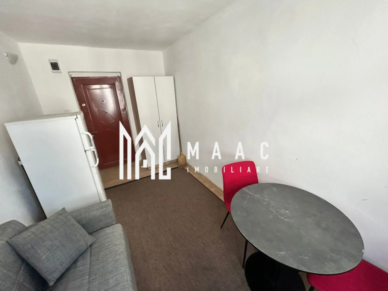 Garsonieră | Ideal investiție | Etaj 3 | Zona Centrala - MAAC Imobiliare vă propune spre vânzare o garsonieră situată într-o zonă semicentrală a municipiului Sibiu, pe Strada Abatorului, cu acces facil către centrul orașului și principalele puncte de interes.

 Caracteristici:
 • Cameră luminoasă, cu compartimentare eficientă
 • Se vinde mobilată, conform fotografiilor
 • Frigider propriu în cameră
 • Finisaje simple, bine întreținute

 Spații comune:
 • Bucătărie comună
 • Baie comună

 Avantaje:
 • Zonă bine conectată la transport public
 • Acces rapid către gară și centru
 • Cheltuieli reduse de întreținere
 • Ideală pentru investiție, student sau persoană singură
 
 Proprietatea este disponibilă imediat și reprezintă o oportunitate bună pentru cei care caută o locuință practică sau o investiție cu randament bun într-o zonă semicentrală.
 
 Pentru mai multe detalii sau pentru a programa o vizionare, te rugăm să ne contactezi, specificând ID: CP2855715