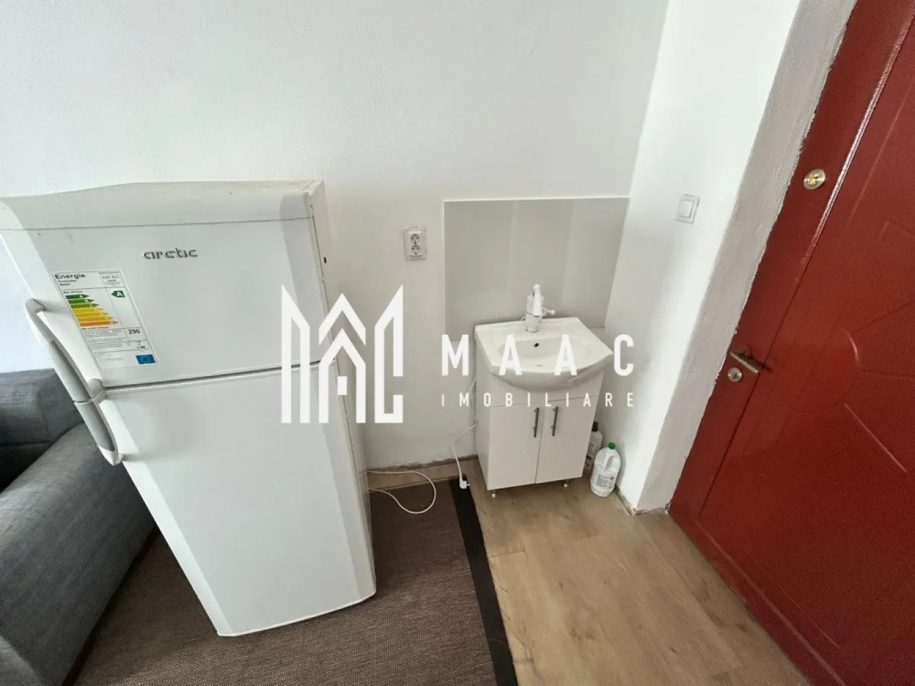 Garsonieră | Ideal investiție | Etaj 3 | Zona Centrala - MAAC Imobiliare vă propune spre vânzare o garsonieră situată într-o zonă semicentrală a municipiului Sibiu, pe Strada Abatorului, cu acces facil către centrul orașului și principalele puncte de interes.

 Caracteristici:
 • Cameră luminoasă, cu compartimentare eficientă
 • Se vinde mobilată, conform fotografiilor
 • Frigider propriu în cameră
 • Finisaje simple, bine întreținute

 Spații comune:
 • Bucătărie comună
 • Baie comună

 Avantaje:
 • Zonă bine conectată la transport public
 • Acces rapid către gară și centru
 • Cheltuieli reduse de întreținere
 • Ideală pentru investiție, student sau persoană singură
 
 Proprietatea este disponibilă imediat și reprezintă o oportunitate bună pentru cei care caută o locuință practică sau o investiție cu randament bun într-o zonă semicentrală.
 
 Pentru mai multe detalii sau pentru a programa o vizionare, te rugăm să ne contactezi, specificând ID: CP2855715