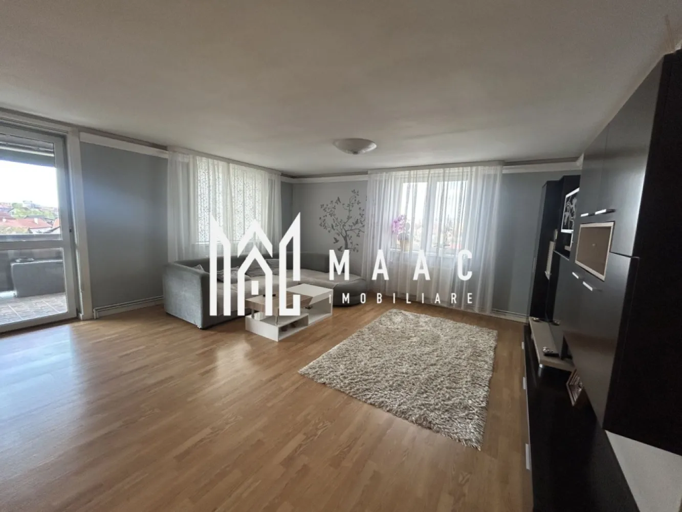 Apartament de vanzare Sibiu 3 camere decomandat | Terezian | 94 mp - Apartament cu 3 camere decomandat, situat in Terezian, Sibiu, la etajul 3 din 4, cu 94,2 mp utili, 2 bai, balcon si finisaje moderne, disponibil complet mobilat si utilat.

Detalii proprietate:
• Suprafata utila: 94,2 mp, suprafata construita: 113 mp
• Compartimentare: living cu bucatarie open-space, 2 dormitoare decomandate, 2 bai
• Etaj 3 din 4, imobil finalizat in 2003
• Finisat modern, complet mobilat si utilat
• Balcon de 10 mp si boxa la subsol de 13 mp
• Orientare vestica si parcare in curtea interioara

Zona Terezian ofera acces rapid catre magazine, scoli, transport public si principalele puncte de interes din Sibiu, cu conexiune facila spre oras.

Pentru detalii suplimentare si programarea unei vizionari, contactati echipa MAAC Imobiliare si mentionati Cod anunt CP3038126.