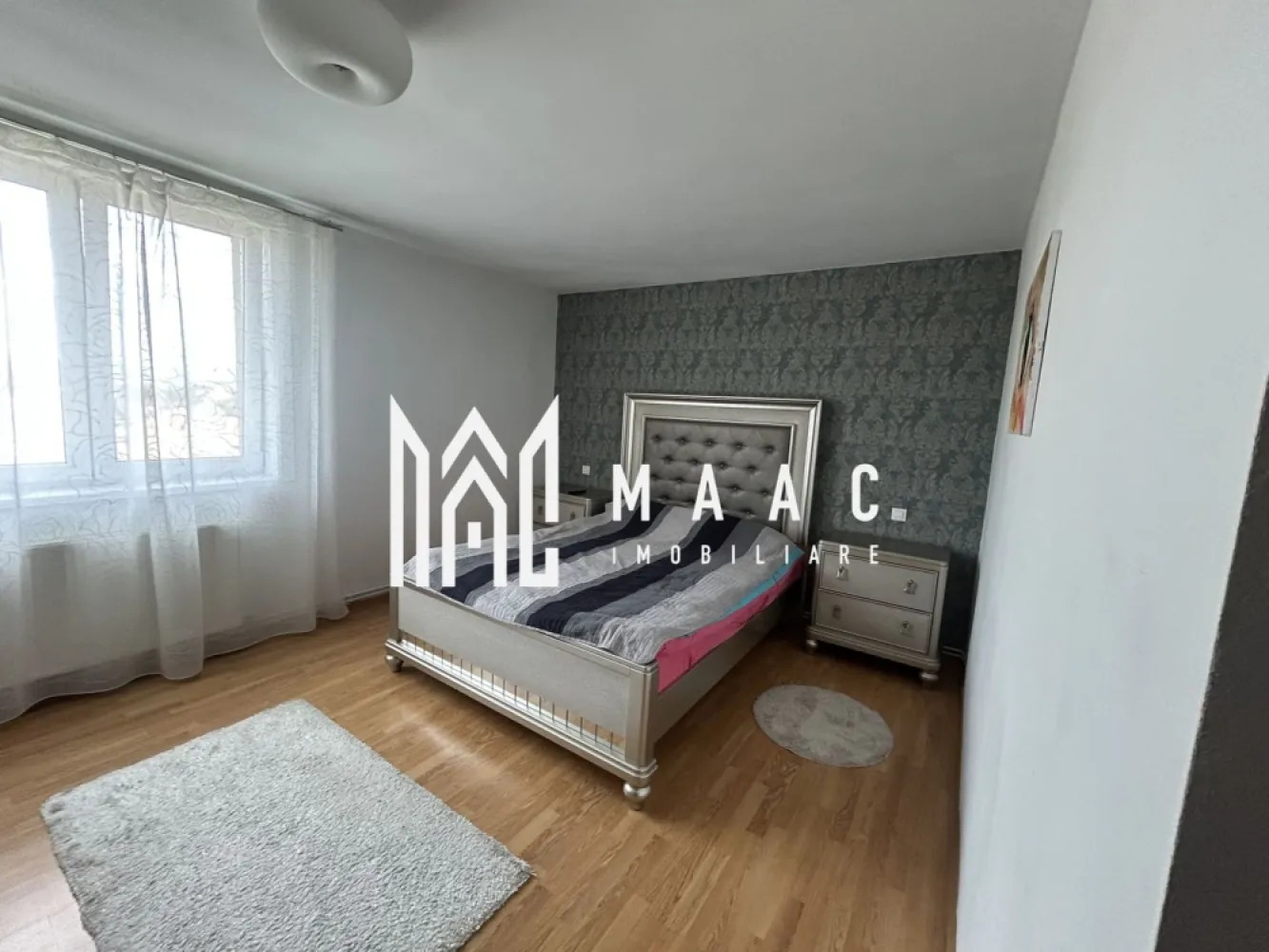 Apartament de vanzare Sibiu 3 camere decomandat | Terezian | 94 mp - Apartament cu 3 camere decomandat, situat in Terezian, Sibiu, la etajul 3 din 4, cu 94,2 mp utili, 2 bai, balcon si finisaje moderne, disponibil complet mobilat si utilat.

Detalii proprietate:
• Suprafata utila: 94,2 mp, suprafata construita: 113 mp
• Compartimentare: living cu bucatarie open-space, 2 dormitoare decomandate, 2 bai
• Etaj 3 din 4, imobil finalizat in 2003
• Finisat modern, complet mobilat si utilat
• Balcon de 10 mp si boxa la subsol de 13 mp
• Orientare vestica si parcare in curtea interioara

Zona Terezian ofera acces rapid catre magazine, scoli, transport public si principalele puncte de interes din Sibiu, cu conexiune facila spre oras.

Pentru detalii suplimentare si programarea unei vizionari, contactati echipa MAAC Imobiliare si mentionati Cod anunt CP3038126.