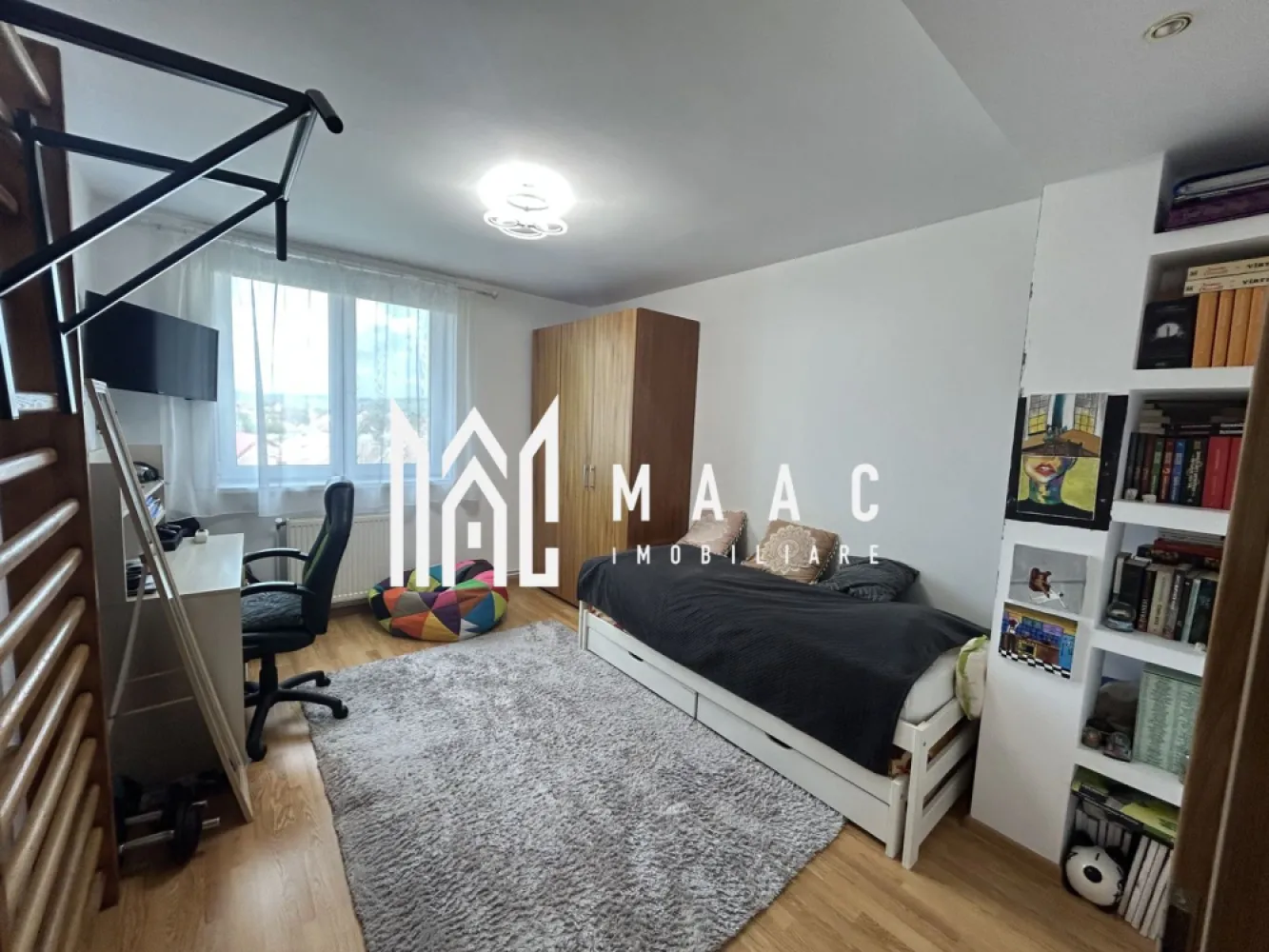 Apartament de vanzare Sibiu 3 camere decomandat | Terezian | 94 mp - Apartament cu 3 camere decomandat, situat in Terezian, Sibiu, la etajul 3 din 4, cu 94,2 mp utili, 2 bai, balcon si finisaje moderne, disponibil complet mobilat si utilat.

Detalii proprietate:
• Suprafata utila: 94,2 mp, suprafata construita: 113 mp
• Compartimentare: living cu bucatarie open-space, 2 dormitoare decomandate, 2 bai
• Etaj 3 din 4, imobil finalizat in 2003
• Finisat modern, complet mobilat si utilat
• Balcon de 10 mp si boxa la subsol de 13 mp
• Orientare vestica si parcare in curtea interioara

Zona Terezian ofera acces rapid catre magazine, scoli, transport public si principalele puncte de interes din Sibiu, cu conexiune facila spre oras.

Pentru detalii suplimentare si programarea unei vizionari, contactati echipa MAAC Imobiliare si mentionati Cod anunt CP3038126.