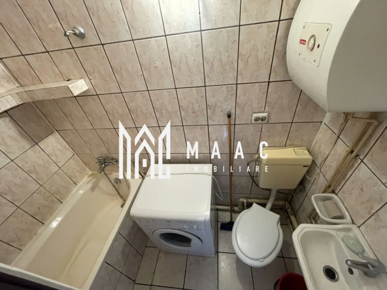Apartament 1 cameră semidecomandat | Trei Stejari, Sibiu | 23 mp, etaj 3 - Apartament de închiriat în Sibiu, în zona Trei Stejari, cu 1 cameră semidecomandată, 23 mp utili și acces rapid către Promenada Mall și principalele puncte de interes ale orașului.

Detalii proprietate:
• Suprafață utilă: 23 mp
• Suprafață construită: 25 mp
• Compartimentare: semidecomandat
• 1 cameră, 1 baie și 1 bucătărie
• Etaj 3 din 4
• An construcție: 1980
• Stare interioară: finisat clasic
• Orientare: vest
• Proprietatea este complet mobilată și utilată

Locuința este situată în imediata apropiere a Promenada Mall Sibiu și la câteva minute de Facultatea de Medicină. Zona oferă acces rapid către centrul istoric al Sibiului, mijloace de transport în comun, supermarketuri, farmacii, restaurante, cafenele și zone comerciale.

Cod anunț CP3191793. Contactați echipa MAAC Imobiliare pentru detalii suplimentare și pentru programarea unei vizionări.