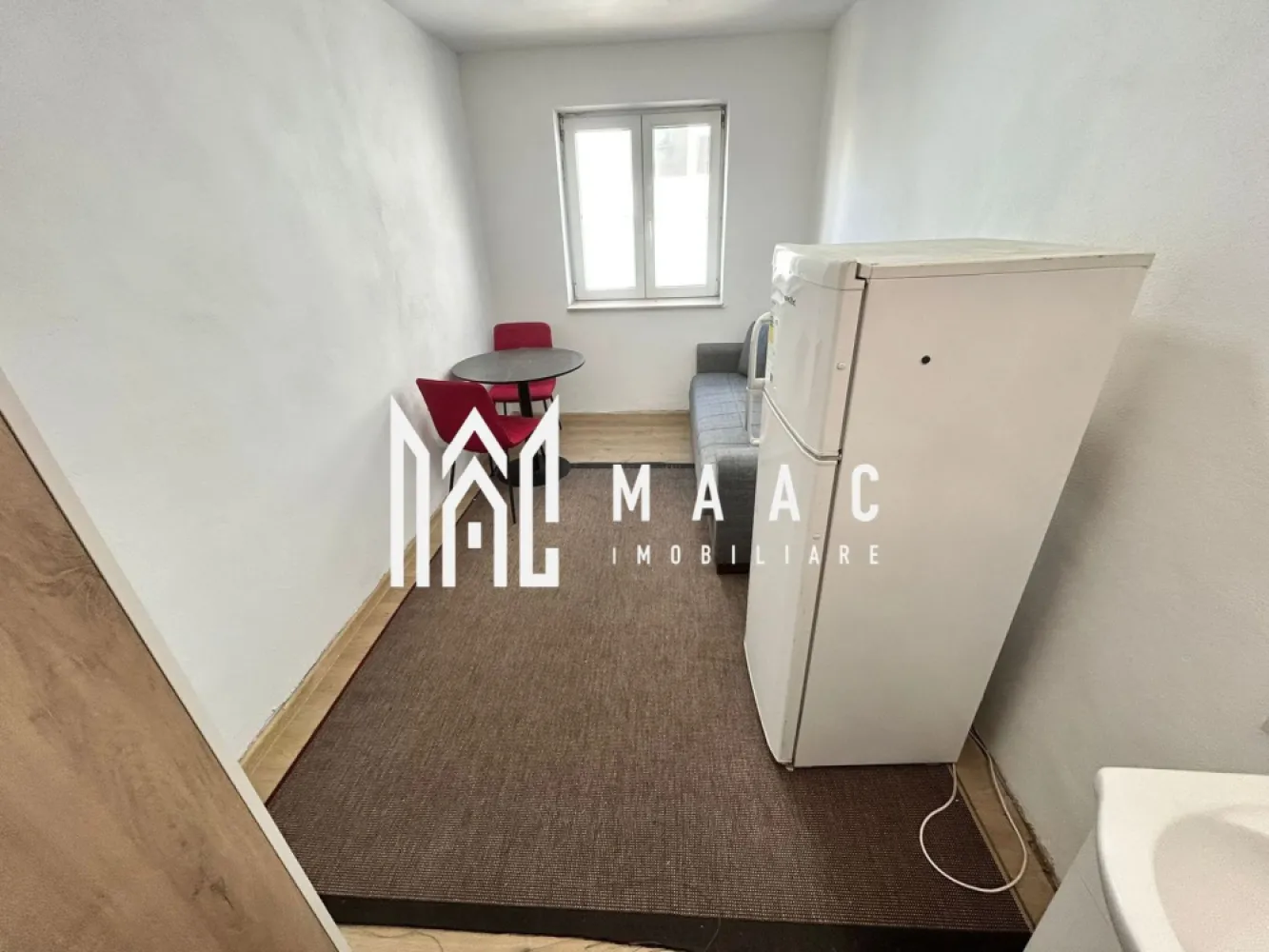 Garsonieră | Ideal investiție | Etaj 3 | Zona Centrala - MAAC Imobiliare vă propune spre vânzare o garsonieră situată într-o zonă semicentrală a municipiului Sibiu, pe Strada Abatorului, cu acces facil către centrul orașului și principalele puncte de interes.

 Caracteristici:
 • Cameră luminoasă, cu compartimentare eficientă
 • Se vinde mobilată, conform fotografiilor
 • Frigider propriu în cameră
 • Finisaje simple, bine întreținute

 Spații comune:
 • Bucătărie comună
 • Baie comună

 Avantaje:
 • Zonă bine conectată la transport public
 • Acces rapid către gară și centru
 • Cheltuieli reduse de întreținere
 • Ideală pentru investiție, student sau persoană singură
 
 Proprietatea este disponibilă imediat și reprezintă o oportunitate bună pentru cei care caută o locuință practică sau o investiție cu randament bun într-o zonă semicentrală.
 
 Pentru mai multe detalii sau pentru a programa o vizionare, te rugăm să ne contactezi, specificând ID: CP2855715