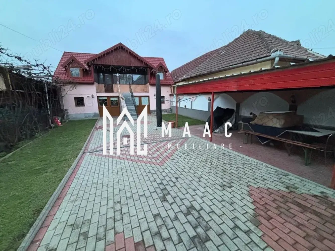 Mansardă | 70MP | Curte | Trei Stejari - MAAC Imobiliare vă propune spre închiriere o mansardă la casă ,într-o zonă liniștită a orașului, în cartierul Trei Stejari. Proprietatea oferă un cadru intim si primitor, cu acces facil către punctele de interes urbane.

Locuința dispune de o suprafață utilă de 70 mp, fiind configurată inteligent pentru a oferi maximum de confort fără a include parterul, beneficiind în schimb de acces la curte.

Compartimentarea este una practică si aerisită, cuprinzând:

-două camere luminoase

-un living generos

-bucătărie complet echipată

-baie

Varianta ideală pentru o persoana singură sau pentru un cuplu care își dorește un stil de viață relaxat într-o zonă de prestigiu.

Condiții închiriere:
-garanție în cuantumul unei chirii lunare.
-se acceptă animale de companie în curte

Pentru programarea unei vizionări sau mai multe detalii contactați-ne și specificați codul proprietății ID: CP2904806.