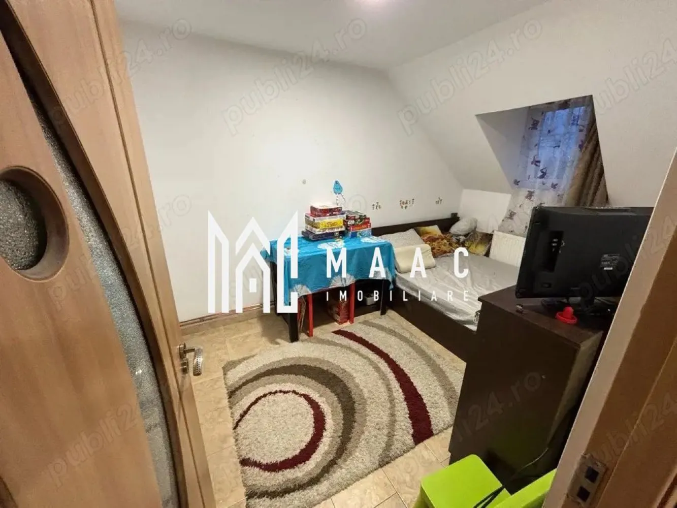 Mansardă | 70MP | Curte | Trei Stejari - MAAC Imobiliare vă propune spre închiriere o mansardă la casă ,într-o zonă liniștită a orașului, în cartierul Trei Stejari. Proprietatea oferă un cadru intim si primitor, cu acces facil către punctele de interes urbane.

Locuința dispune de o suprafață utilă de 70 mp, fiind configurată inteligent pentru a oferi maximum de confort fără a include parterul, beneficiind în schimb de acces la curte.

Compartimentarea este una practică si aerisită, cuprinzând:

-două camere luminoase

-un living generos

-bucătărie complet echipată

-baie

Varianta ideală pentru o persoana singură sau pentru un cuplu care își dorește un stil de viață relaxat într-o zonă de prestigiu.

Condiții închiriere:
-garanție în cuantumul unei chirii lunare.
-se acceptă animale de companie în curte

Pentru programarea unei vizionări sau mai multe detalii contactați-ne și specificați codul proprietății ID: CP2904806.