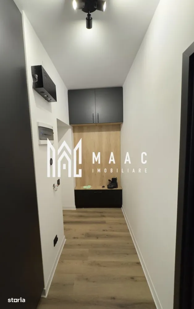 Apartament 2 camere | 50 MPU | Investitie | Ultracentral - MAAC Imobiliare vă propune spre vânzare un apartament exclusivist, situat în zona ultracentrală a Sibiu.
Locuința are o suprafață utilă de 50 mp și beneficiază de acces la o curte comună în suprafață totală de 277 mp, din care cota parte aferentă proprietății este de 109 mp. În plus, apartamentul dispune de pod în suprafață de 45 mp, existând posibilitatea de mansardare în baza unui proiect, ceea ce oferă un potențial real de extindere și valorificare.

Proprietatea este elegant compartimentată astfel:

Hol de acces

Două dormitoare

Living cu bucătărie open-space

Baie

Apartamentul a fost complet reconfigurat și renovat, atât la interior, cât și la exterior (finisaje moderne cu riflaj PVC), fiind predat mobilat și utilat, pregătit pentru mutare imediată sau exploatare în scop investițional.

Poziționarea ultracentrală, la doar câțiva pași de Podul Minciunilor, restaurante, obiective turistice, instituții publice, școli și zone comerciale, face ca această proprietate să fie ideală pentru:

Regim hotelier

Închiriere premium

Birou boutique

Pentru mai multe detalii și programarea unei vizionări, vă rugăm să ne contactați menționând ID: CP2922308