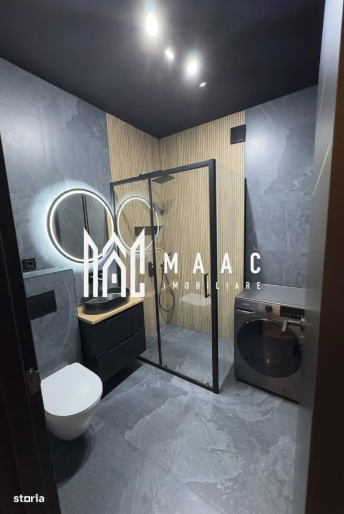 Apartament 2 camere | 50 MPU | Investitie | Ultracentral - MAAC Imobiliare vă propune spre vânzare un apartament exclusivist, situat în zona ultracentrală a Sibiu.
Locuința are o suprafață utilă de 50 mp și beneficiază de acces la o curte comună în suprafață totală de 277 mp, din care cota parte aferentă proprietății este de 109 mp. În plus, apartamentul dispune de pod în suprafață de 45 mp, existând posibilitatea de mansardare în baza unui proiect, ceea ce oferă un potențial real de extindere și valorificare.

Proprietatea este elegant compartimentată astfel:

Hol de acces

Două dormitoare

Living cu bucătărie open-space

Baie

Apartamentul a fost complet reconfigurat și renovat, atât la interior, cât și la exterior (finisaje moderne cu riflaj PVC), fiind predat mobilat și utilat, pregătit pentru mutare imediată sau exploatare în scop investițional.

Poziționarea ultracentrală, la doar câțiva pași de Podul Minciunilor, restaurante, obiective turistice, instituții publice, școli și zone comerciale, face ca această proprietate să fie ideală pentru:

Regim hotelier

Închiriere premium

Birou boutique

Pentru mai multe detalii și programarea unei vizionări, vă rugăm să ne contactați menționând ID: CP2922308