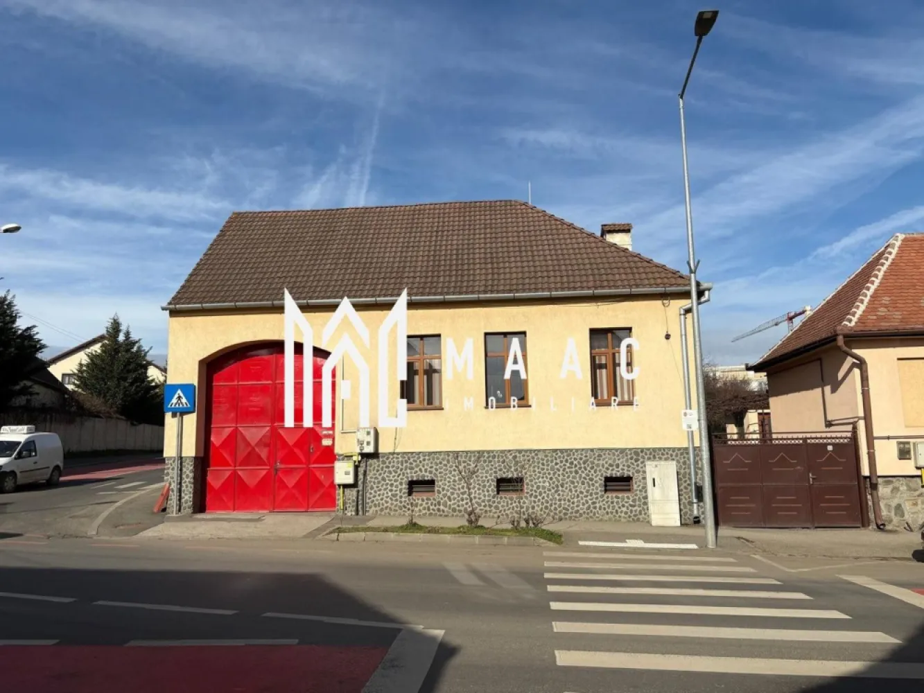 Casa 4 camere I Individuala I 810 mp teren I Turnisor - Vă propunem spre vânzare o casă individuală situată într-o zonă excelentă din cartierul Turnișor, la intersecția a două străzi importante și intens circulate, ceea ce îi oferă un potențial rezidențial și comercial deosebit.

-Suprafață teren: 810 mp
- Amprentă la sol: 150 mp
- Compartimentare:
 • 4 camere
 • 2 băi
 • bucătărie
 . pivnita din 3 camere total 43,5 mp
 • curte generoasă (momentan in curte sunt construite magazii pentru depozitare- care se pot darama cu usurinta)

Imobilul este poziționat pe colț, cu vizibilitate foarte bună, acces facil și expunere maximă – un avantaj major atât pentru locuință, cât și pentru activități comerciale.

 Ideală pentru locuit
 • curte mare, perfectă pentru familie, grădină, relaxare
 • intimitate și spațiu
 • zonă bine conectată la oraș

 Potențial investițional / comercial

Datorită amplasării excelente, proprietatea este pretabilă pentru multiple tipuri de dezvoltări comerciale, precum:
 • fast-food / drive-in
 • market / mini-market
 • spații comerciale
 • clinică / cabinet
 • sediu firmă / birouri
 • showroom
 • farmacie
 • magazin de proximitate
 • service, spălătorie auto, cafenea, etc.

 Trafic auto intens + poziție pe colț = vizibilitate maximă și accesibilitate excelentă, două criterii esențiale pentru orice afacere de succes.

Pentru mai multe detalii precizati ca ati vazut anuntul cu ID CP2922701