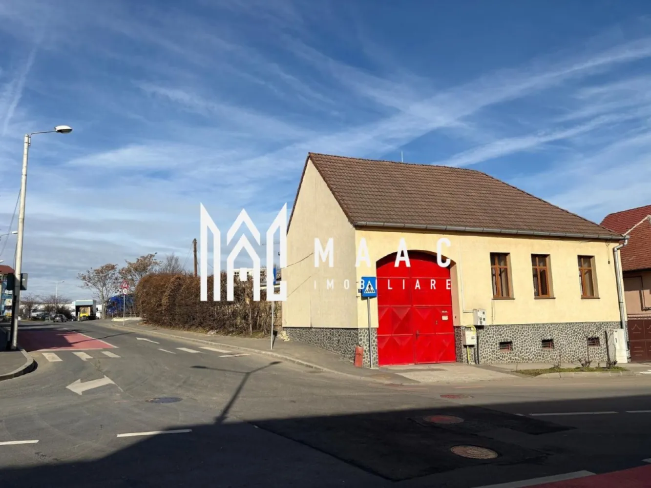 Casa 4 camere I Individuala I 810 mp teren I Turnisor - Vă propunem spre vânzare o casă individuală situată într-o zonă excelentă din cartierul Turnișor, la intersecția a două străzi importante și intens circulate, ceea ce îi oferă un potențial rezidențial și comercial deosebit.

-Suprafață teren: 810 mp
- Amprentă la sol: 150 mp
- Compartimentare:
 • 4 camere
 • 2 băi
 • bucătărie
 . pivnita din 3 camere total 43,5 mp
 • curte generoasă (momentan in curte sunt construite magazii pentru depozitare- care se pot darama cu usurinta)

Imobilul este poziționat pe colț, cu vizibilitate foarte bună, acces facil și expunere maximă – un avantaj major atât pentru locuință, cât și pentru activități comerciale.

 Ideală pentru locuit
 • curte mare, perfectă pentru familie, grădină, relaxare
 • intimitate și spațiu
 • zonă bine conectată la oraș

 Potențial investițional / comercial

Datorită amplasării excelente, proprietatea este pretabilă pentru multiple tipuri de dezvoltări comerciale, precum:
 • fast-food / drive-in
 • market / mini-market
 • spații comerciale
 • clinică / cabinet
 • sediu firmă / birouri
 • showroom
 • farmacie
 • magazin de proximitate
 • service, spălătorie auto, cafenea, etc.

 Trafic auto intens + poziție pe colț = vizibilitate maximă și accesibilitate excelentă, două criterii esențiale pentru orice afacere de succes.

Pentru mai multe detalii precizati ca ati vazut anuntul cu ID CP2922701