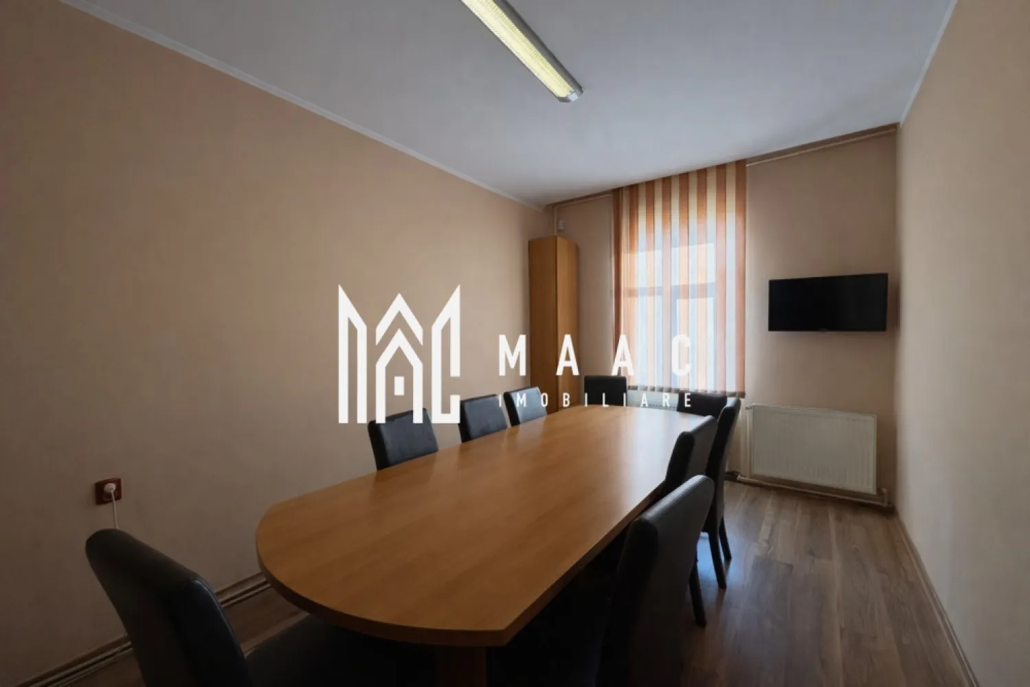 Casa 4 camere I Individuala I 810 mp teren I Turnisor - Vă propunem spre vânzare o casă individuală situată într-o zonă excelentă din cartierul Turnișor, la intersecția a două străzi importante și intens circulate, ceea ce îi oferă un potențial rezidențial și comercial deosebit.

-Suprafață teren: 810 mp
- Amprentă la sol: 150 mp
- Compartimentare:
 • 4 camere
 • 2 băi
 • bucătărie
 . pivnita din 3 camere total 43,5 mp
 • curte generoasă (momentan in curte sunt construite magazii pentru depozitare- care se pot darama cu usurinta)

Imobilul este poziționat pe colț, cu vizibilitate foarte bună, acces facil și expunere maximă – un avantaj major atât pentru locuință, cât și pentru activități comerciale.

 Ideală pentru locuit
 • curte mare, perfectă pentru familie, grădină, relaxare
 • intimitate și spațiu
 • zonă bine conectată la oraș

 Potențial investițional / comercial

Datorită amplasării excelente, proprietatea este pretabilă pentru multiple tipuri de dezvoltări comerciale, precum:
 • fast-food / drive-in
 • market / mini-market
 • spații comerciale
 • clinică / cabinet
 • sediu firmă / birouri
 • showroom
 • farmacie
 • magazin de proximitate
 • service, spălătorie auto, cafenea, etc.

 Trafic auto intens + poziție pe colț = vizibilitate maximă și accesibilitate excelentă, două criterii esențiale pentru orice afacere de succes.

Pentru mai multe detalii precizati ca ati vazut anuntul cu ID CP2922701