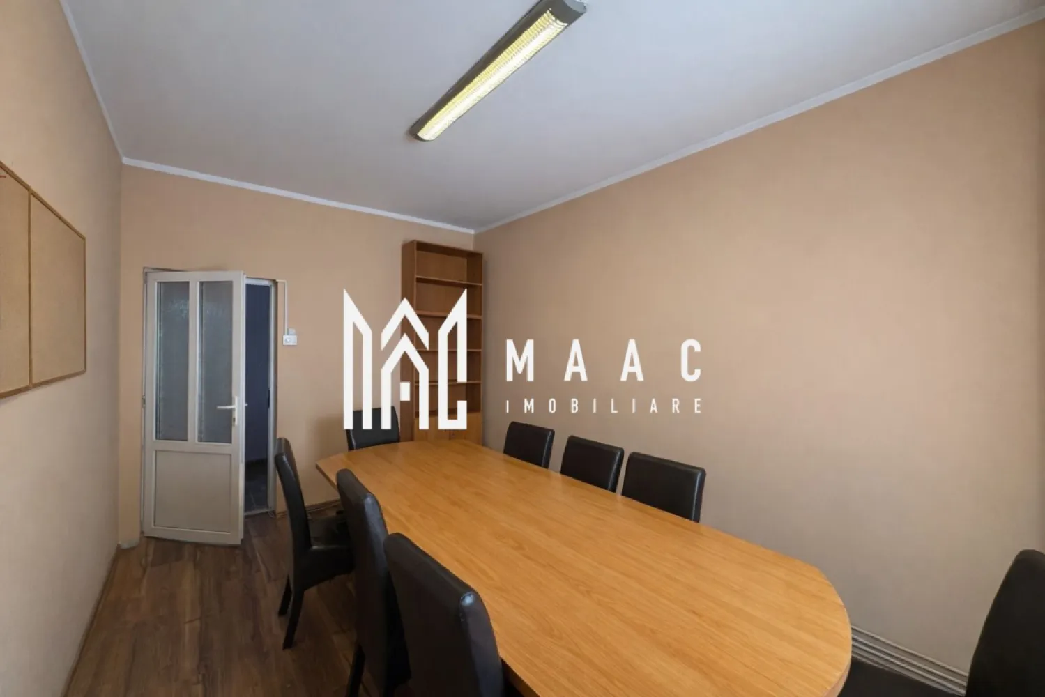 Casa 4 camere I Individuala I 810 mp teren I Turnisor - Vă propunem spre vânzare o casă individuală situată într-o zonă excelentă din cartierul Turnișor, la intersecția a două străzi importante și intens circulate, ceea ce îi oferă un potențial rezidențial și comercial deosebit.

-Suprafață teren: 810 mp
- Amprentă la sol: 150 mp
- Compartimentare:
 • 4 camere
 • 2 băi
 • bucătărie
 . pivnita din 3 camere total 43,5 mp
 • curte generoasă (momentan in curte sunt construite magazii pentru depozitare- care se pot darama cu usurinta)

Imobilul este poziționat pe colț, cu vizibilitate foarte bună, acces facil și expunere maximă – un avantaj major atât pentru locuință, cât și pentru activități comerciale.

 Ideală pentru locuit
 • curte mare, perfectă pentru familie, grădină, relaxare
 • intimitate și spațiu
 • zonă bine conectată la oraș

 Potențial investițional / comercial

Datorită amplasării excelente, proprietatea este pretabilă pentru multiple tipuri de dezvoltări comerciale, precum:
 • fast-food / drive-in
 • market / mini-market
 • spații comerciale
 • clinică / cabinet
 • sediu firmă / birouri
 • showroom
 • farmacie
 • magazin de proximitate
 • service, spălătorie auto, cafenea, etc.

 Trafic auto intens + poziție pe colț = vizibilitate maximă și accesibilitate excelentă, două criterii esențiale pentru orice afacere de succes.

Pentru mai multe detalii precizati ca ati vazut anuntul cu ID CP2922701