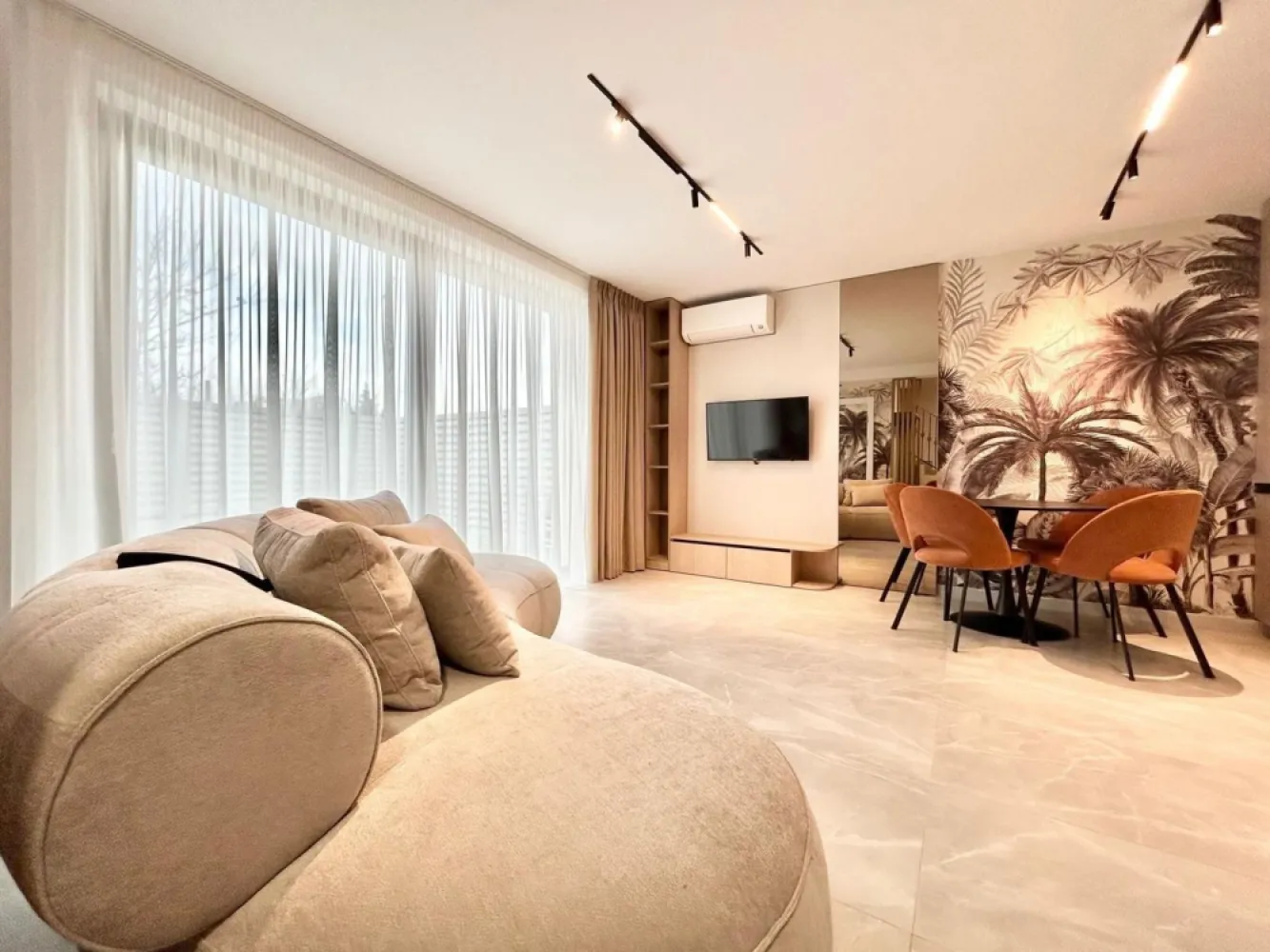 VILA IMPECABILA | P+2 | ZONA LINISTITA | 2 PARCARI | ULTRA LUX - New Place Real Estate Company va propune spre inchiriere o vila situata in Pipera, compusa din Parter, Etaj 1 si Etaj 2.

Vila este situata intr o zona rezidentiala, retrasa de la agitatia si traficul arterelor principale.

Imobilul are o suprafata utila de 94.40 mp si o suprafata utila totala de 114.80 mp fiind compartimentata astfel: La Parter avem: Living cu Bucatarie deschisa de 21.50 mp, Hol de 2.40 mp, Grup sanitar de 2.70 mp, Depozitare de 2.30 mp, Casa scarii de 2.40 mp si o Terasa de 7.10 mp; La Etajul 1 avem: 2 Dormitaore de 13.50 mp respectiv 12.70 mp, Hol de 2.90 mp, Baie de 4.60 mp si Scara de 5.60 mp; La Etajul 2 avem: 1 Dormitor de 27.10 mp, Baie de 4.20 mp, Hol de 2.80 si Scara de 3.00 mp.

Vila se inchiriaza mobilata si utilata si dispune de 2 locuri de parcare.

Terenul liber al Imobilului are o suprafata de 82 mp (7.40 ml * 5.00 ml).

Pentru mai multe detalii, nu ezitati sa ne contactati.

Aceasta oferta apartine New Place Real Estate Company.
