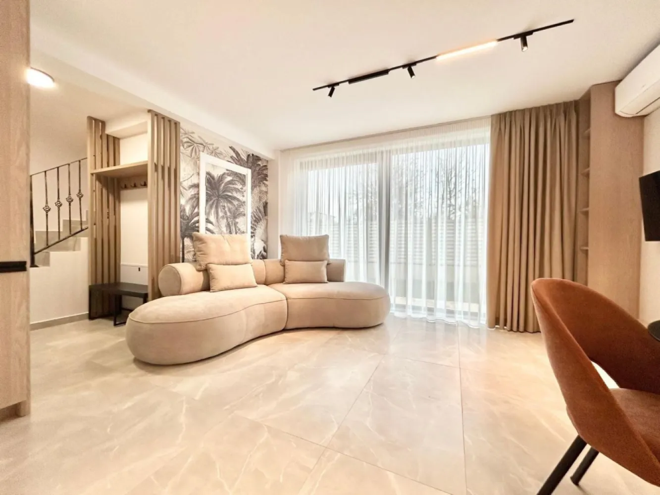 VILA IMPECABILA | P+2 | ZONA LINISTITA | 2 PARCARI | ULTRA LUX - New Place Real Estate Company va propune spre inchiriere o vila situata in Pipera, compusa din Parter, Etaj 1 si Etaj 2.

Vila este situata intr o zona rezidentiala, retrasa de la agitatia si traficul arterelor principale.

Imobilul are o suprafata utila de 94.40 mp si o suprafata utila totala de 114.80 mp fiind compartimentata astfel: La Parter avem: Living cu Bucatarie deschisa de 21.50 mp, Hol de 2.40 mp, Grup sanitar de 2.70 mp, Depozitare de 2.30 mp, Casa scarii de 2.40 mp si o Terasa de 7.10 mp; La Etajul 1 avem: 2 Dormitaore de 13.50 mp respectiv 12.70 mp, Hol de 2.90 mp, Baie de 4.60 mp si Scara de 5.60 mp; La Etajul 2 avem: 1 Dormitor de 27.10 mp, Baie de 4.20 mp, Hol de 2.80 si Scara de 3.00 mp.

Vila se inchiriaza mobilata si utilata si dispune de 2 locuri de parcare.

Terenul liber al Imobilului are o suprafata de 82 mp (7.40 ml * 5.00 ml).

Pentru mai multe detalii, nu ezitati sa ne contactati.

Aceasta oferta apartine New Place Real Estate Company.