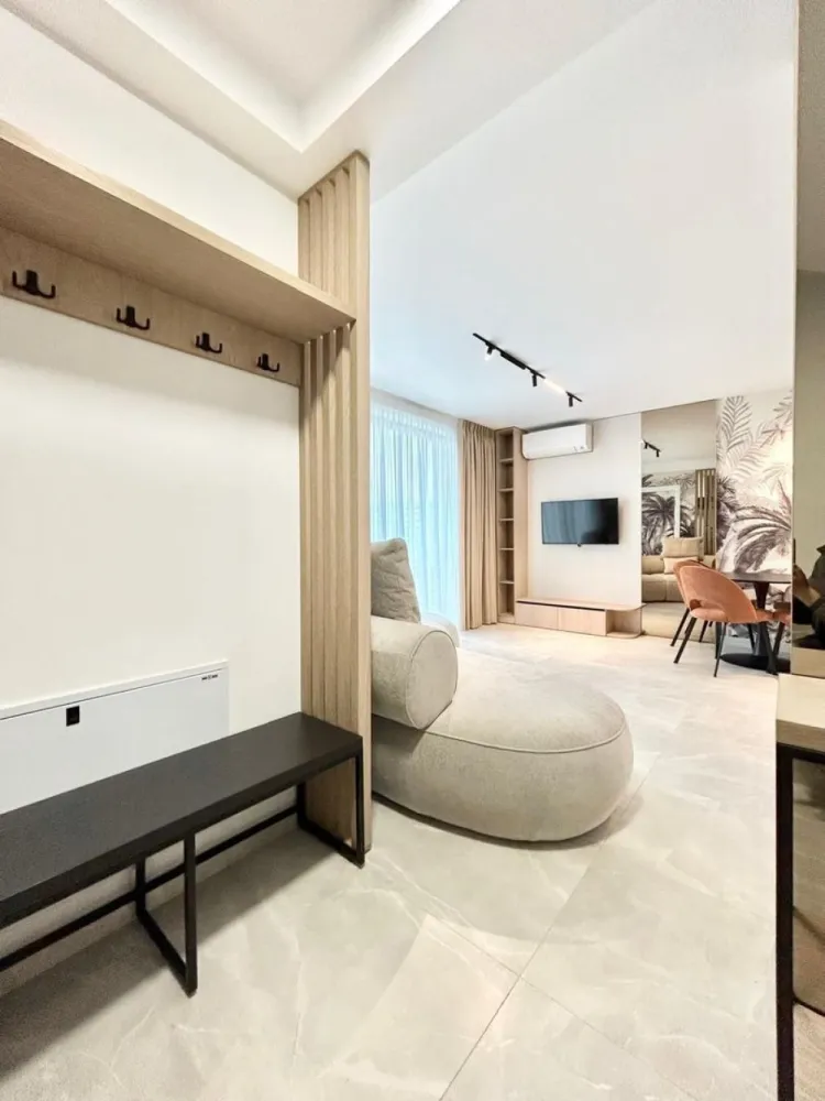 VILA IMPECABILA | P+2 | ZONA LINISTITA | 2 PARCARI | ULTRA LUX - New Place Real Estate Company va propune spre inchiriere o vila situata in Pipera, compusa din Parter, Etaj 1 si Etaj 2.

Vila este situata intr o zona rezidentiala, retrasa de la agitatia si traficul arterelor principale.

Imobilul are o suprafata utila de 94.40 mp si o suprafata utila totala de 114.80 mp fiind compartimentata astfel: La Parter avem: Living cu Bucatarie deschisa de 21.50 mp, Hol de 2.40 mp, Grup sanitar de 2.70 mp, Depozitare de 2.30 mp, Casa scarii de 2.40 mp si o Terasa de 7.10 mp; La Etajul 1 avem: 2 Dormitaore de 13.50 mp respectiv 12.70 mp, Hol de 2.90 mp, Baie de 4.60 mp si Scara de 5.60 mp; La Etajul 2 avem: 1 Dormitor de 27.10 mp, Baie de 4.20 mp, Hol de 2.80 si Scara de 3.00 mp.

Vila se inchiriaza mobilata si utilata si dispune de 2 locuri de parcare.

Terenul liber al Imobilului are o suprafata de 82 mp (7.40 ml * 5.00 ml).

Pentru mai multe detalii, nu ezitati sa ne contactati.

Aceasta oferta apartine New Place Real Estate Company.