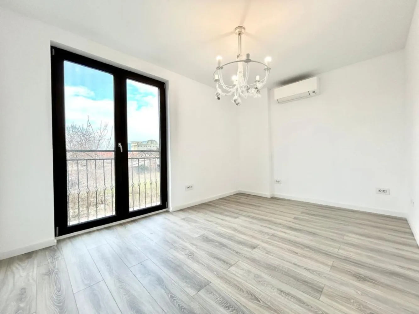 VILA IMPECABILA | P+2 | ZONA LINISTITA | 2 PARCARI | ULTRA LUX - New Place Real Estate Company va propune spre inchiriere o vila situata in Pipera, compusa din Parter, Etaj 1 si Etaj 2.

Vila este situata intr o zona rezidentiala, retrasa de la agitatia si traficul arterelor principale.

Imobilul are o suprafata utila de 94.40 mp si o suprafata utila totala de 114.80 mp fiind compartimentata astfel: La Parter avem: Living cu Bucatarie deschisa de 21.50 mp, Hol de 2.40 mp, Grup sanitar de 2.70 mp, Depozitare de 2.30 mp, Casa scarii de 2.40 mp si o Terasa de 7.10 mp; La Etajul 1 avem: 2 Dormitaore de 13.50 mp respectiv 12.70 mp, Hol de 2.90 mp, Baie de 4.60 mp si Scara de 5.60 mp; La Etajul 2 avem: 1 Dormitor de 27.10 mp, Baie de 4.20 mp, Hol de 2.80 si Scara de 3.00 mp.

Vila se inchiriaza mobilata si utilata si dispune de 2 locuri de parcare.

Terenul liber al Imobilului are o suprafata de 82 mp (7.40 ml * 5.00 ml).

Pentru mai multe detalii, nu ezitati sa ne contactati.

Aceasta oferta apartine New Place Real Estate Company.